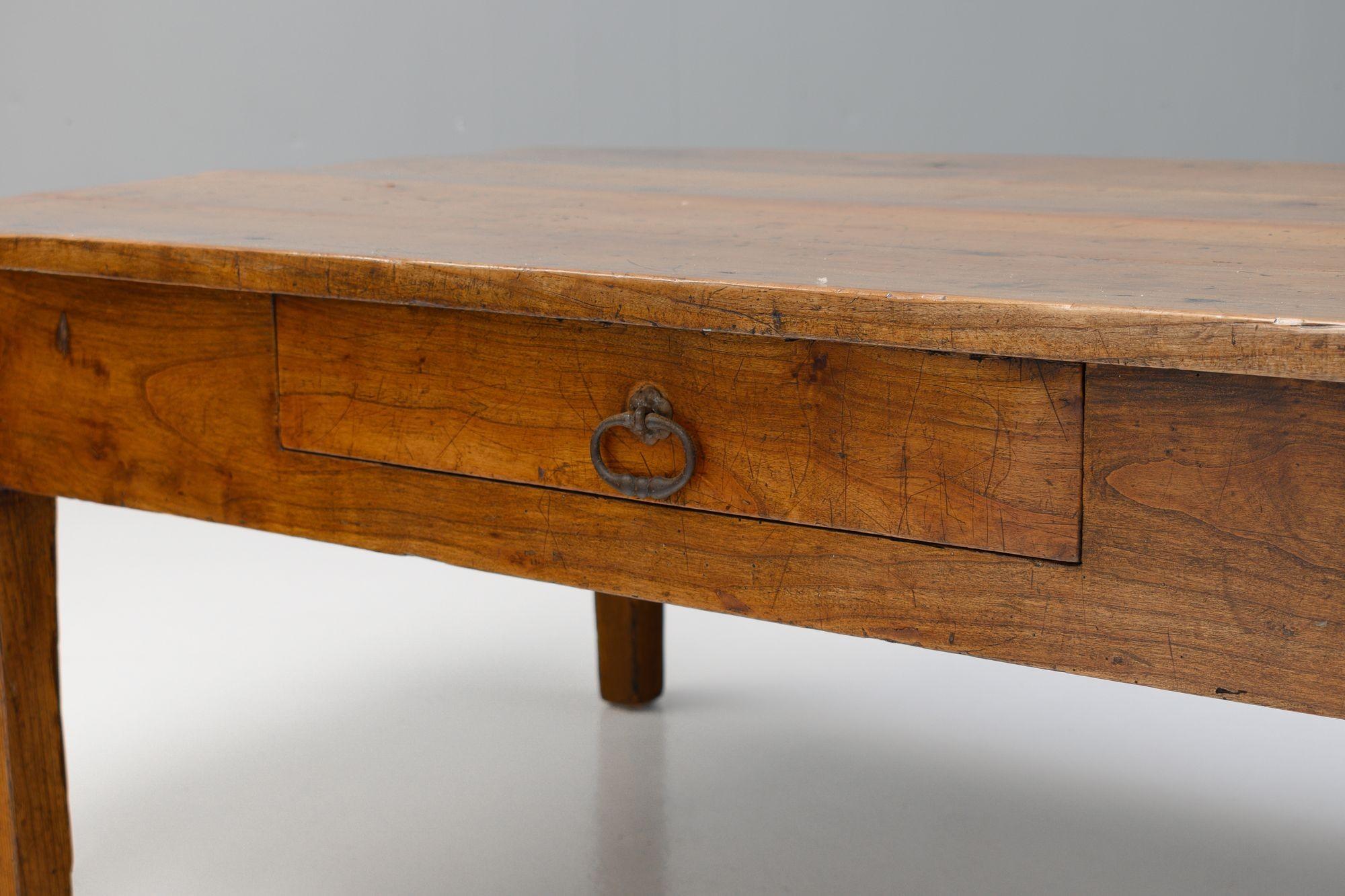 XIXe siècle Table basse en châtaignier en vente