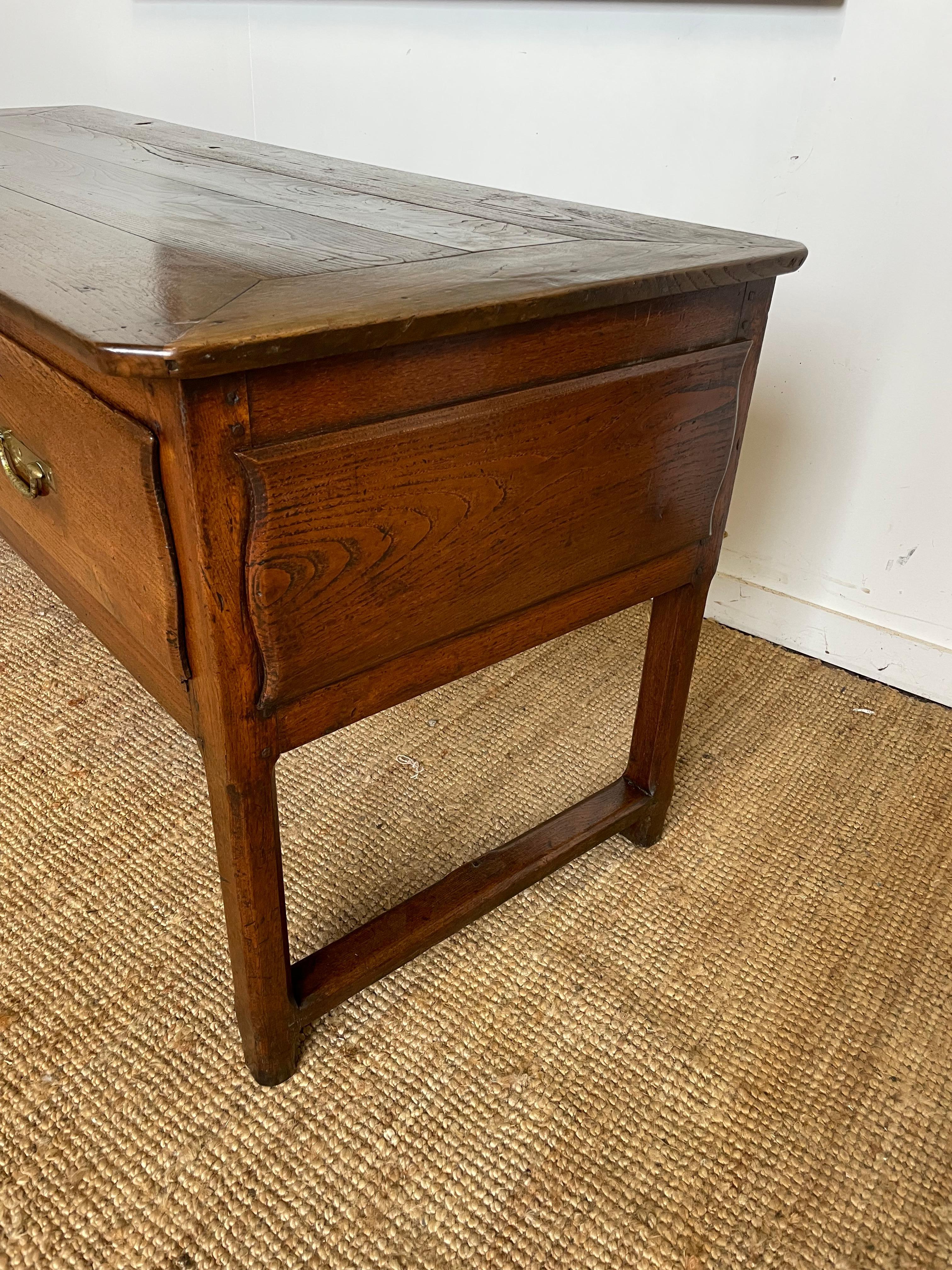 Base de commode / table de service en châtaignier en vente 4