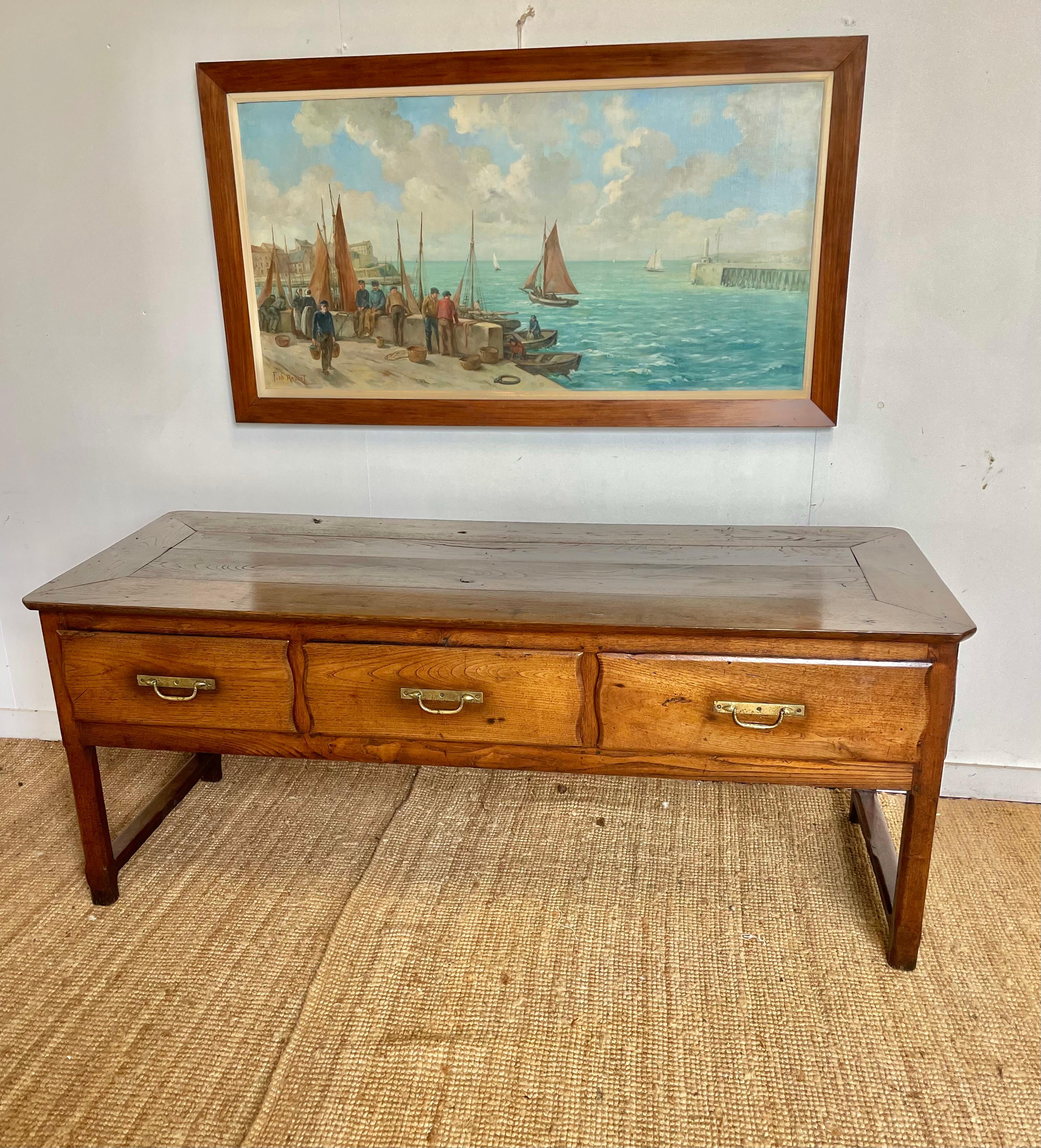 Très bel exemple de base de commode ou de table de service en châtaignier du milieu du 19e siècle. 

Poignées en laiton d'origine. Cette pièce peut se tenir debout librement car elle a été polie sur tous les côtés.

Bretagne, France, vers 1850.

H :