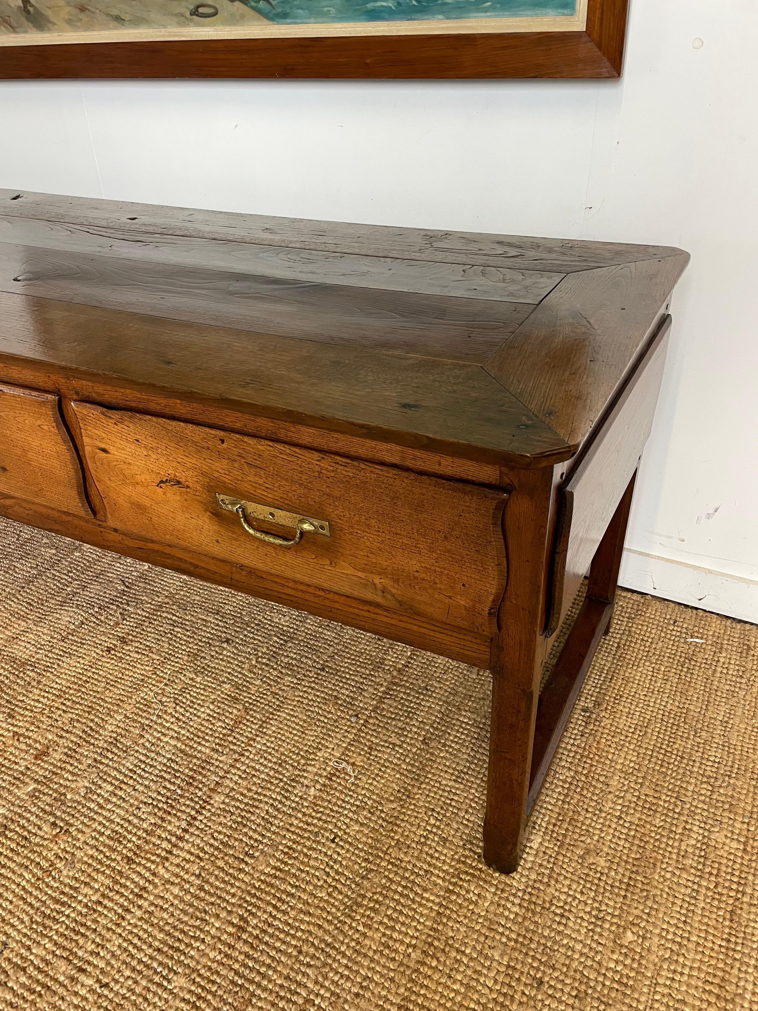 Français Base de commode / table de service en châtaignier en vente