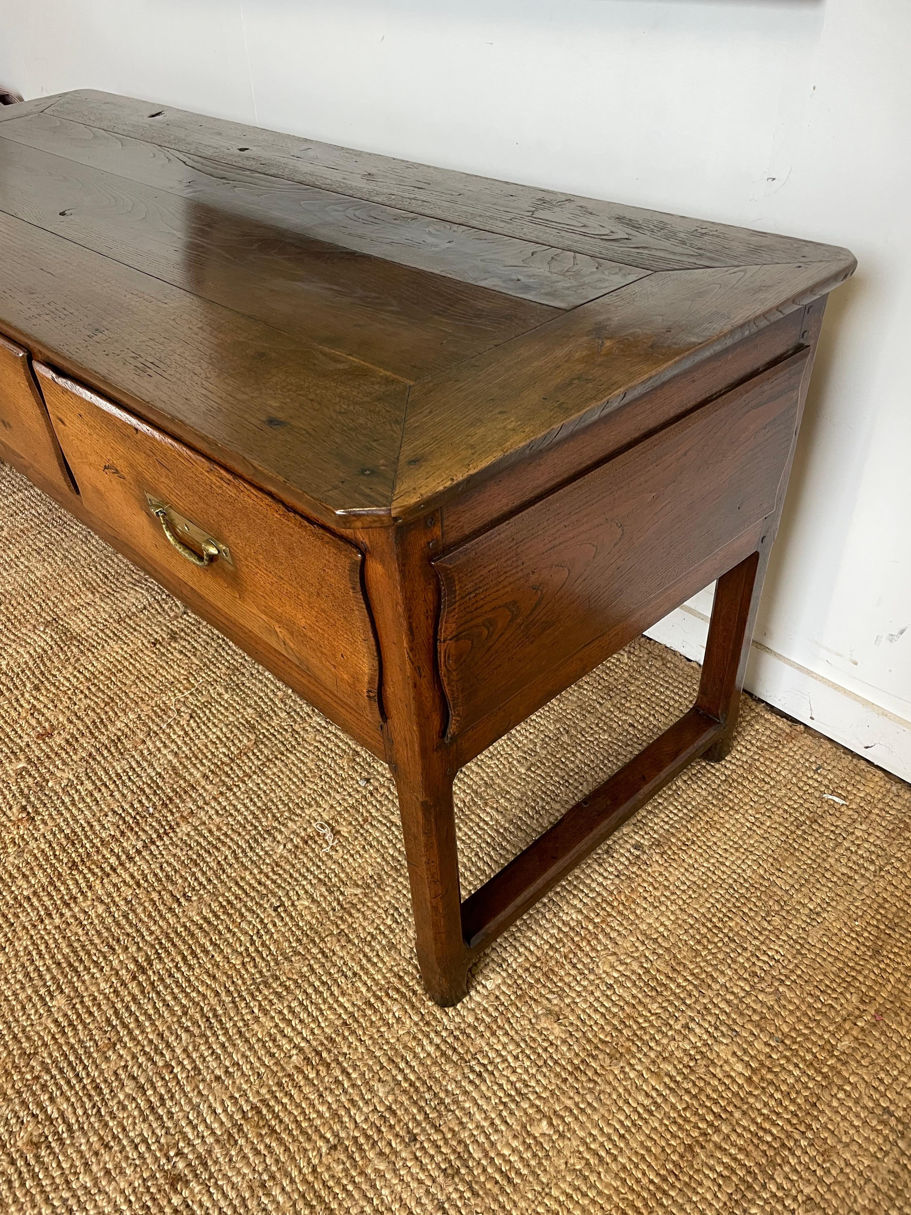 Base de commode / table de service en châtaignier Bon état - En vente à Budleigh Salterton, GB