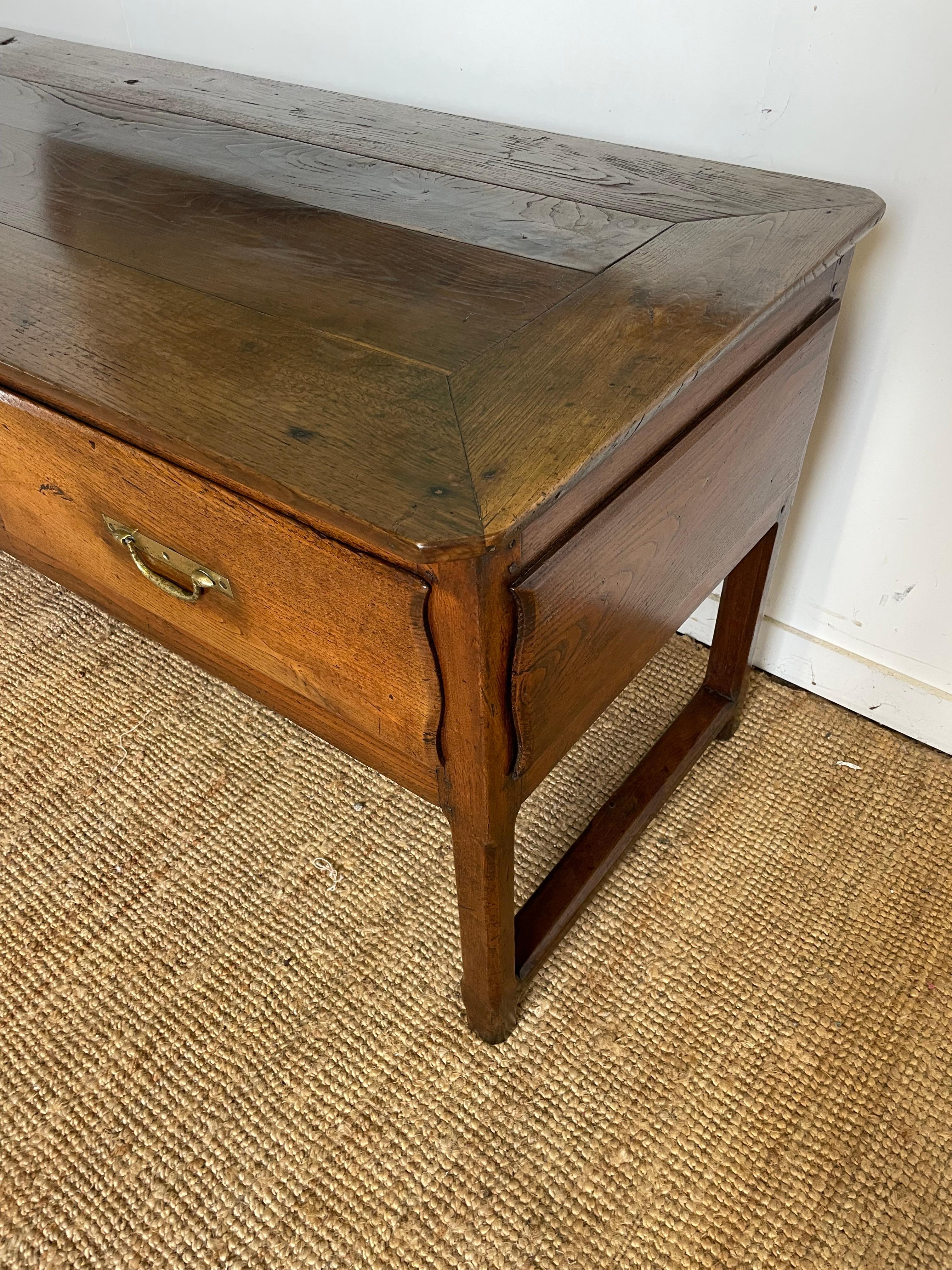 Milieu du XIXe siècle Base de commode / table de service en châtaignier en vente