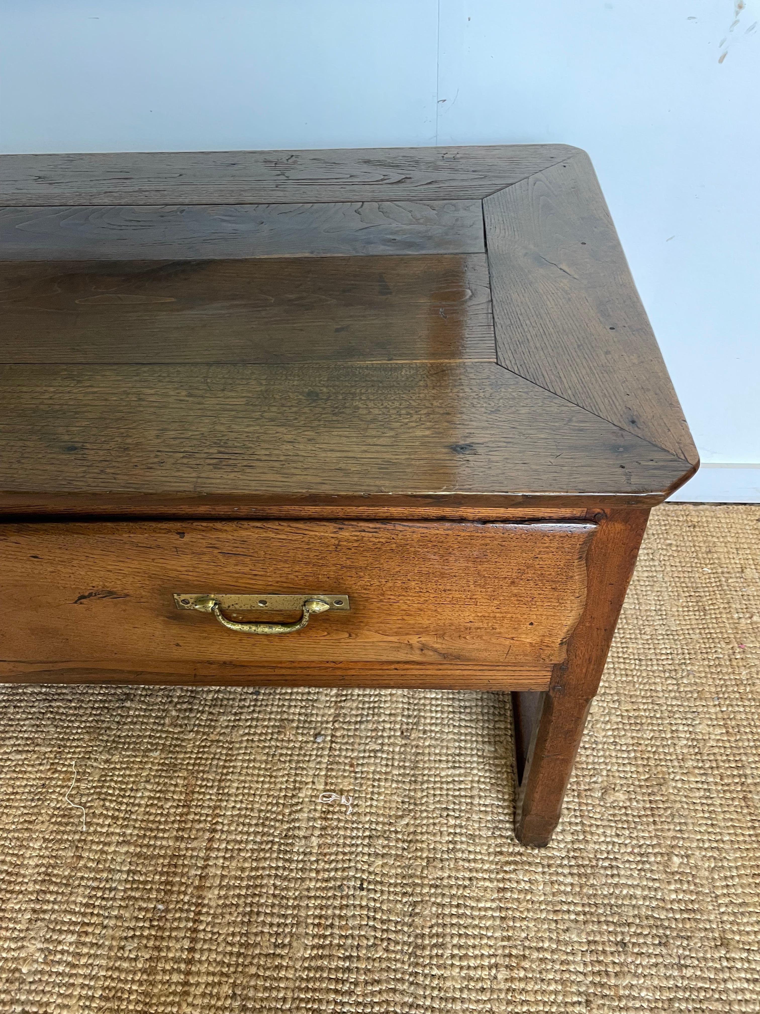 Châtaignier Base de commode / table de service en châtaignier en vente