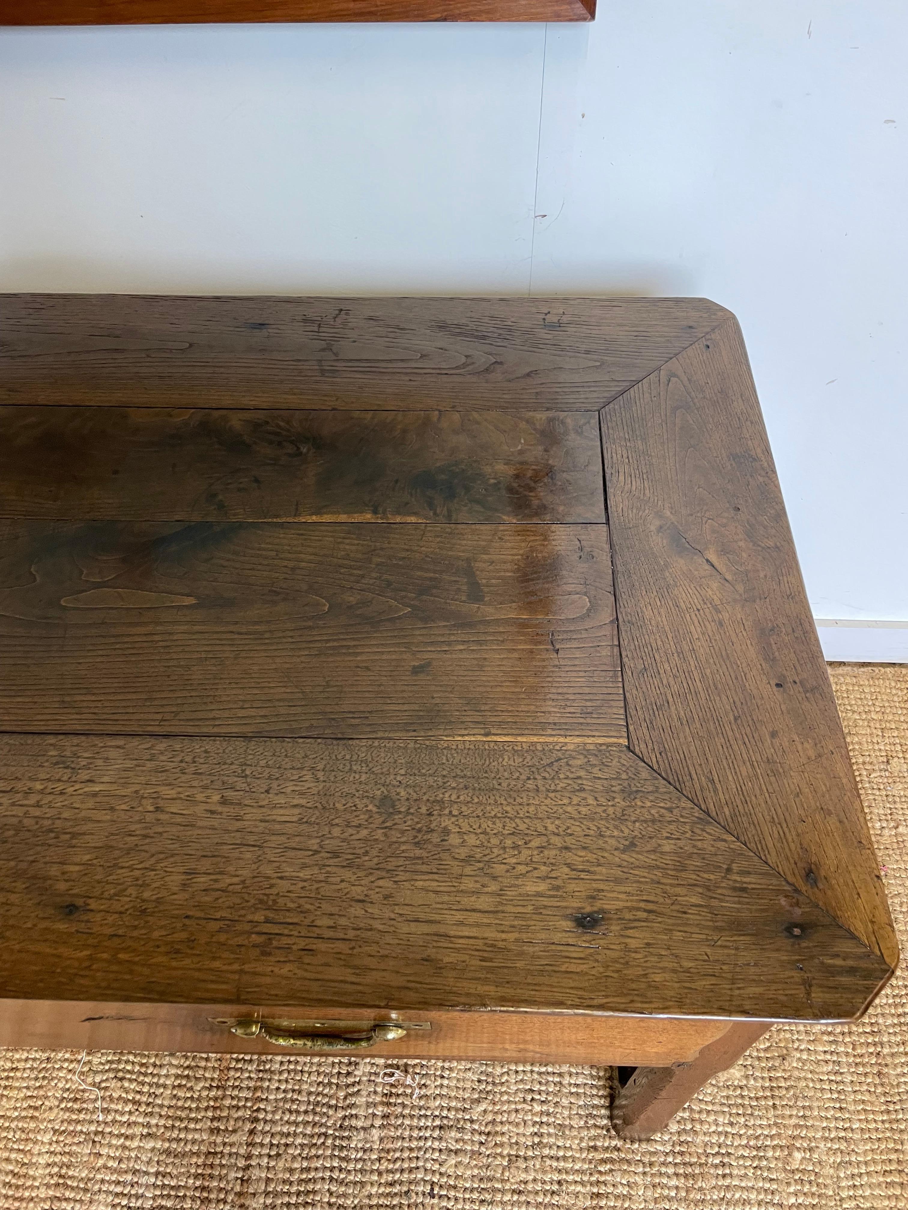 Base de commode / table de service en châtaignier en vente 1