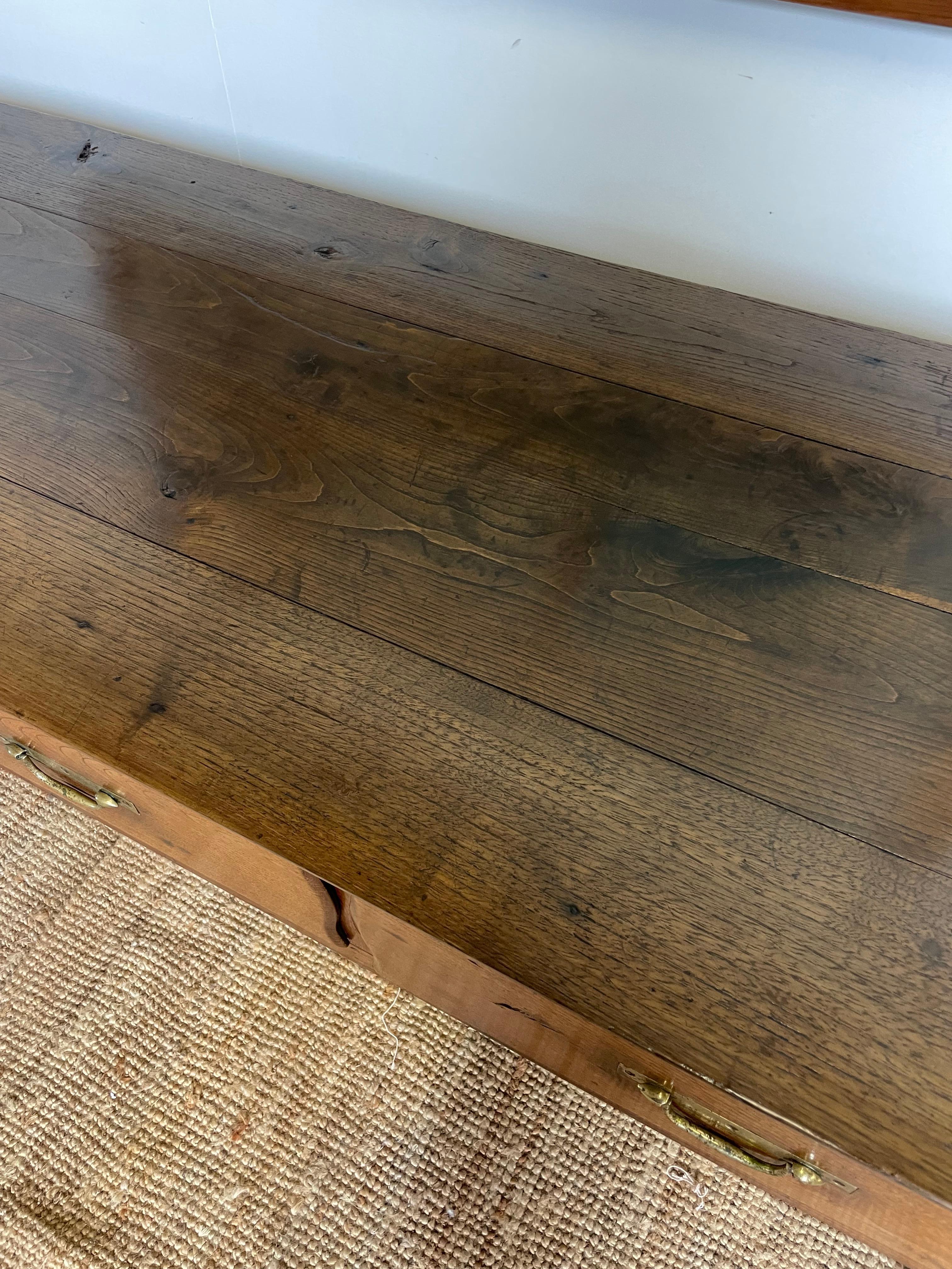 Base de commode / table de service en châtaignier en vente 2