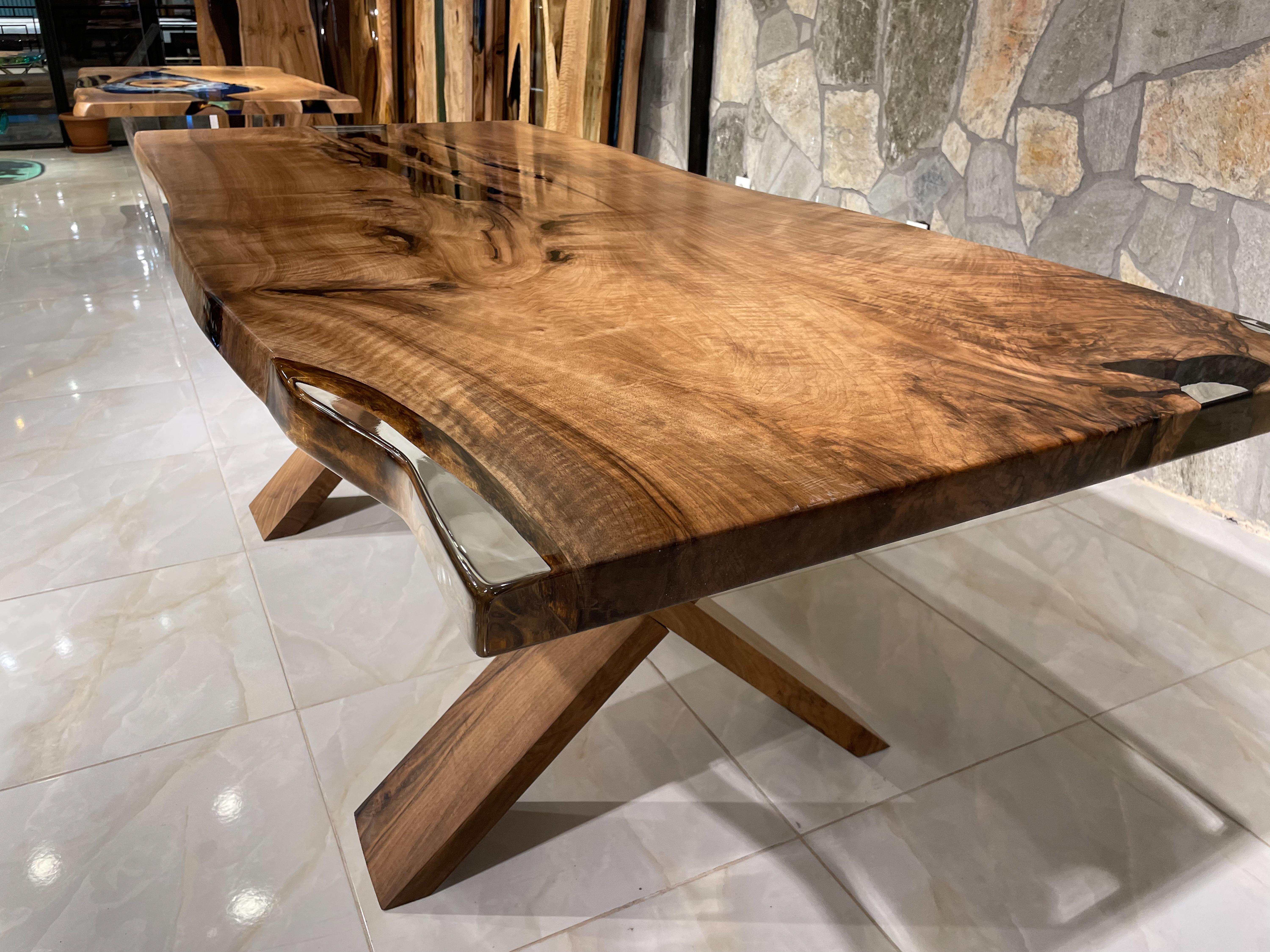 Table en bois en résine époxy châtaigne - Table de salle à manger pour 6 - Table en bois massif en vente 2