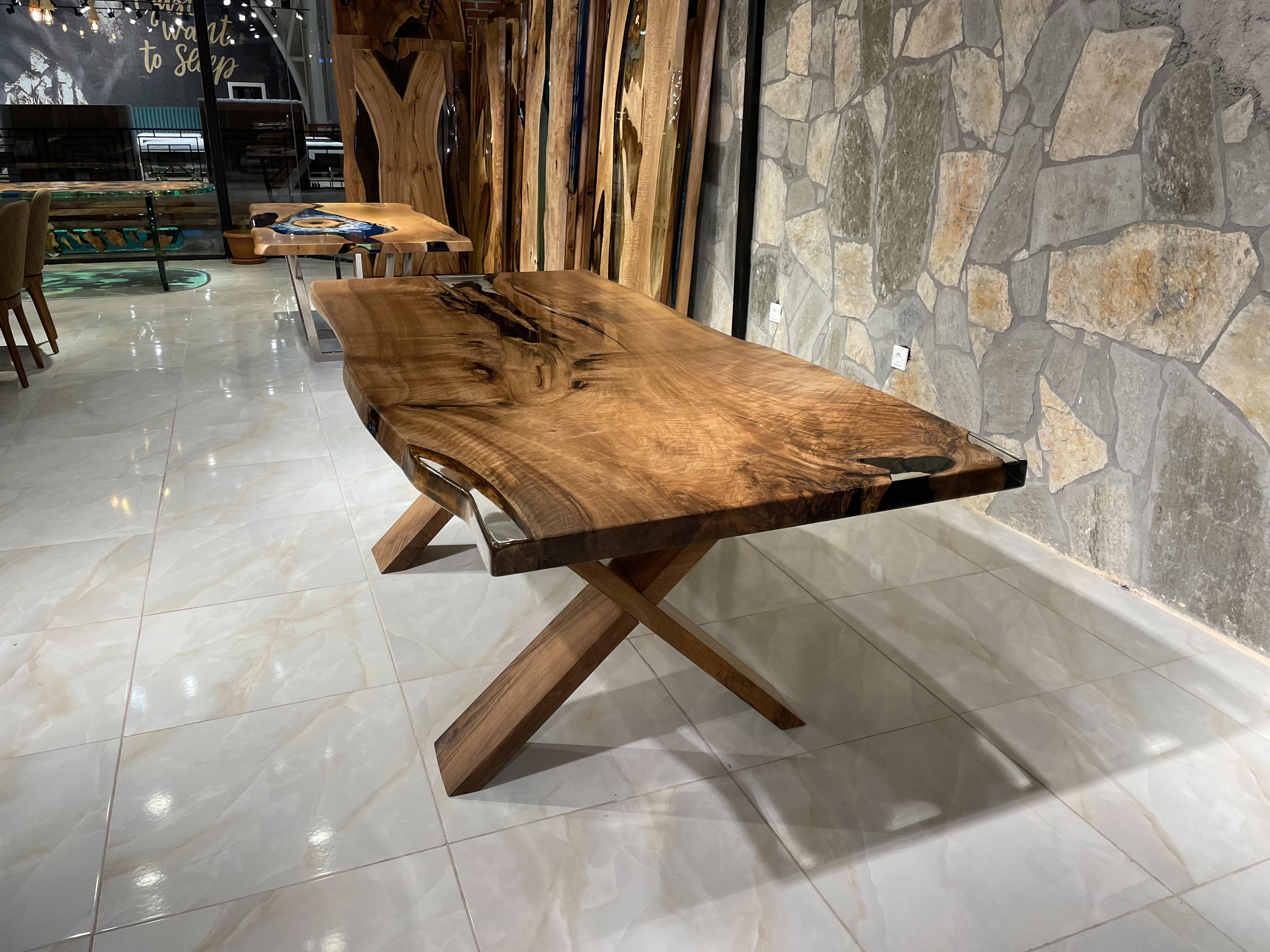 Table de salle à manger / conférence en bois de châtaignier à bord vif en résine époxy

Cette table est fabriquée d'une seule pièce en dalle de châtaignier naturel. Nous avons associé l'époxy transparent à la structure unique de la plaque de