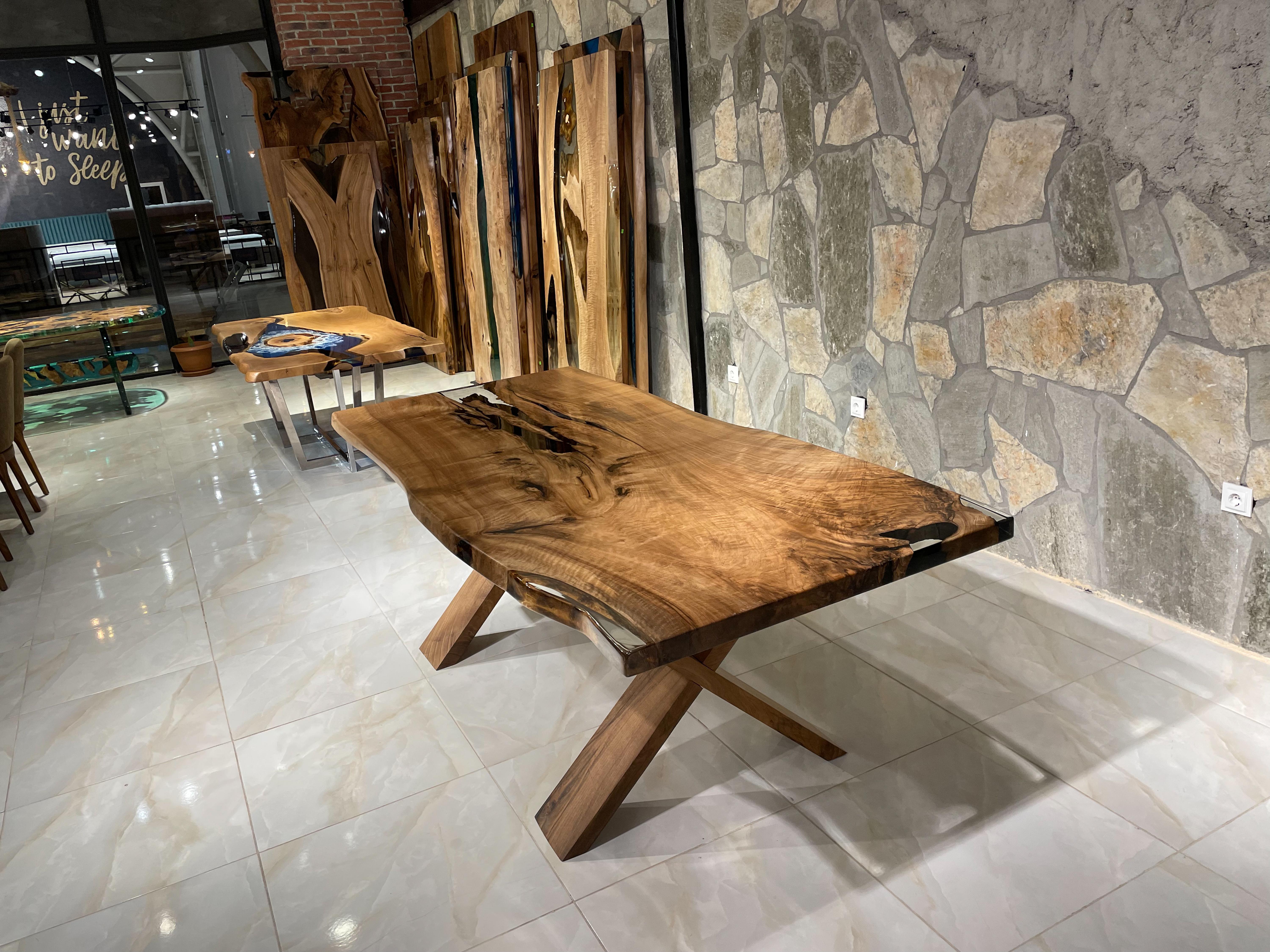 Arts and Crafts Table en bois en résine époxy châtaigne - Table de salle à manger pour 6 - Table en bois massif en vente