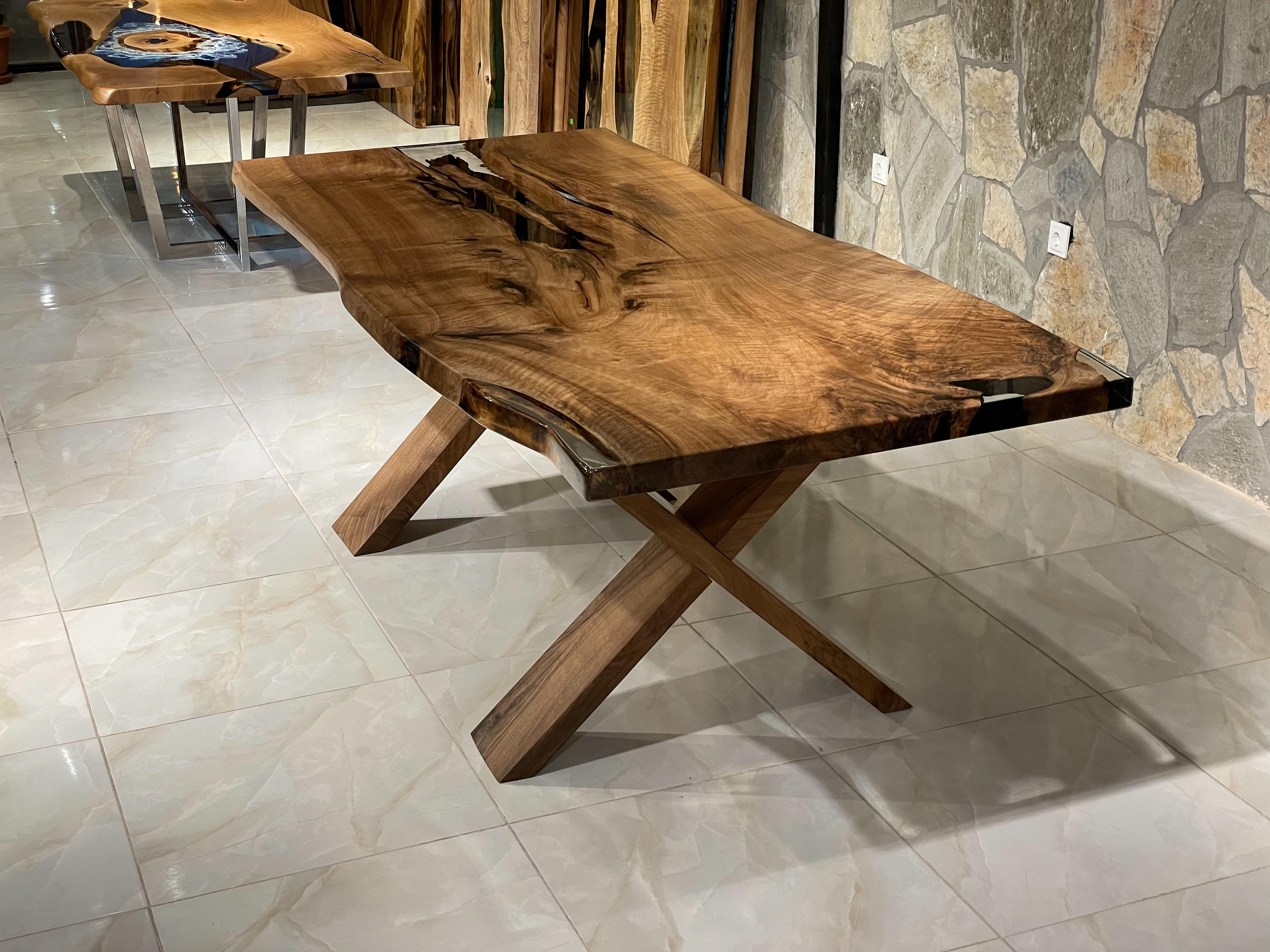 Sculpté à la main Table en bois en résine époxy châtaigne - Table de salle à manger pour 6 - Table en bois massif en vente