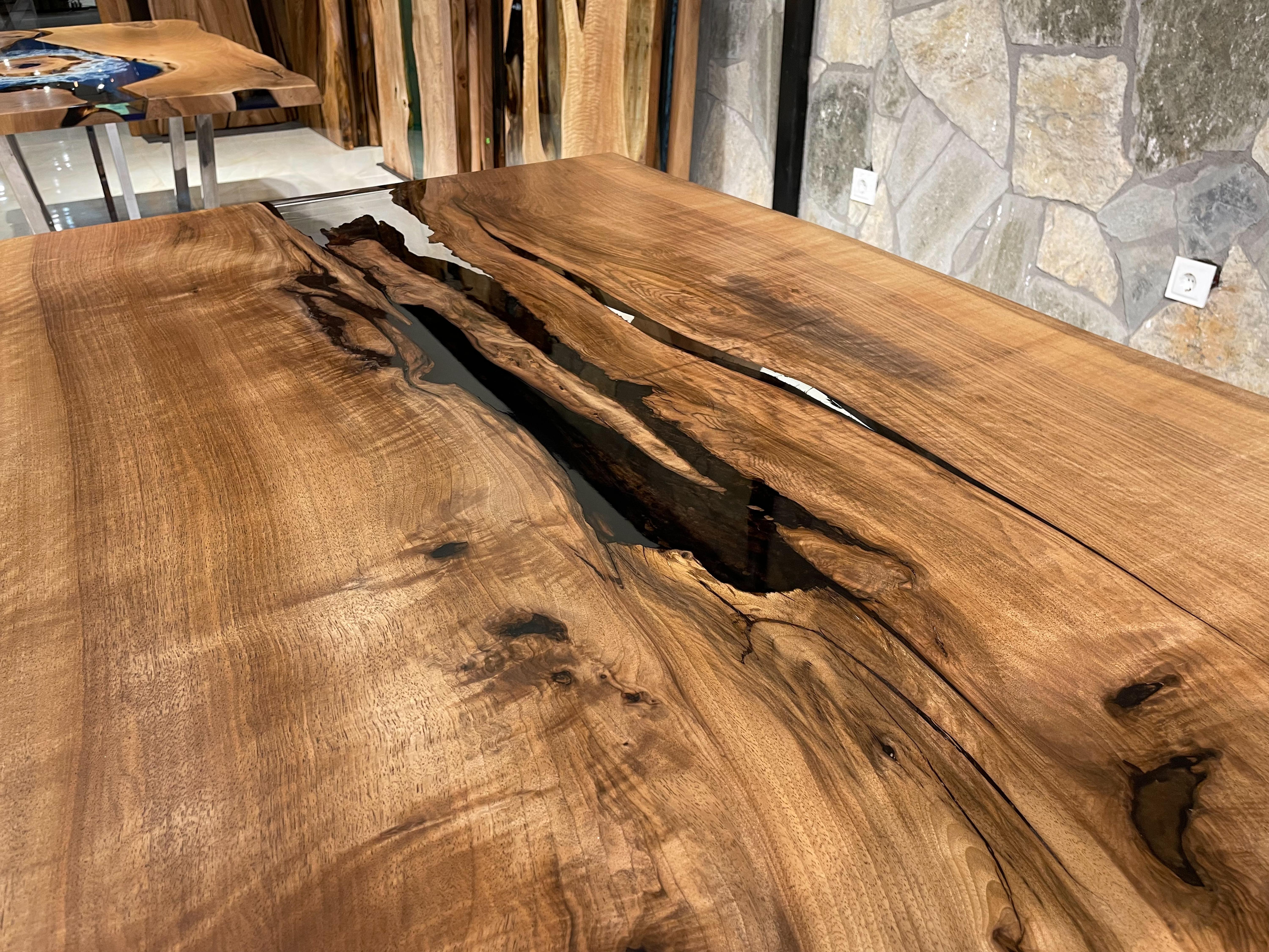 Table en bois en résine époxy châtaigne - Table de salle à manger pour 6 - Table en bois massif en vente 1