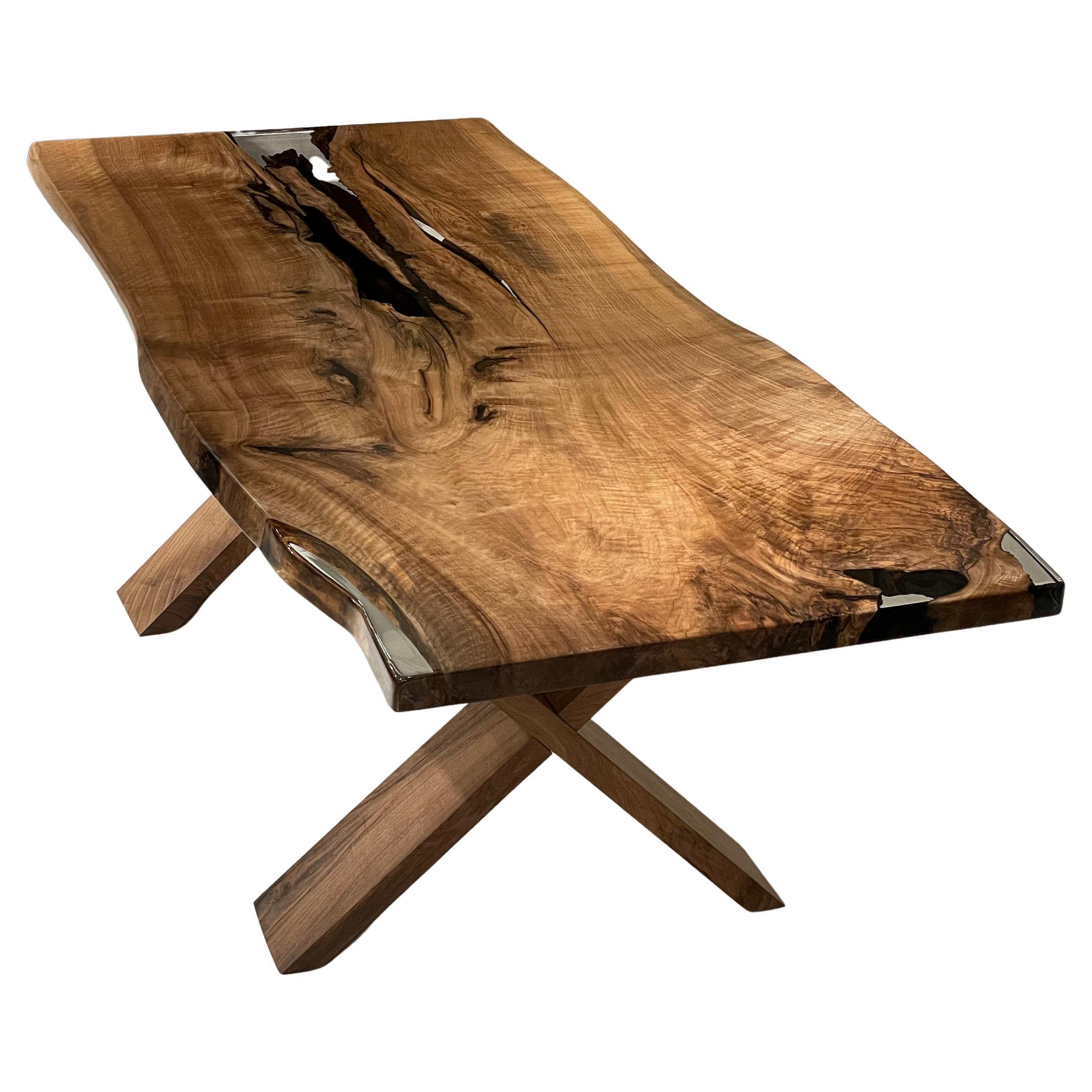 Table en bois en résine époxy châtaigne - Table de salle à manger pour 6 - Table en bois massif en vente