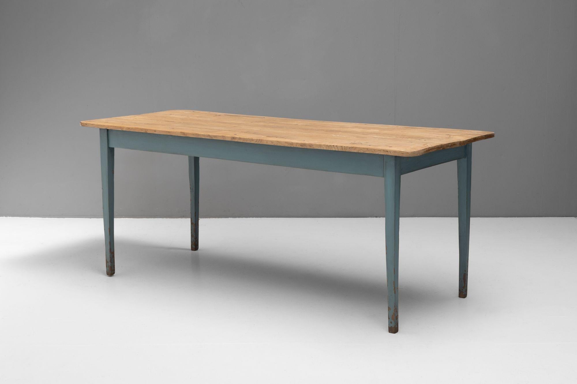 Table de ferme en châtaignier sur pieds fuselés repeints. France vers 1850.

H 76cm (AH 65cm) x L 188cm x P 76cm

Veuillez nous contacter pour obtenir un devis d'expédition précis.
