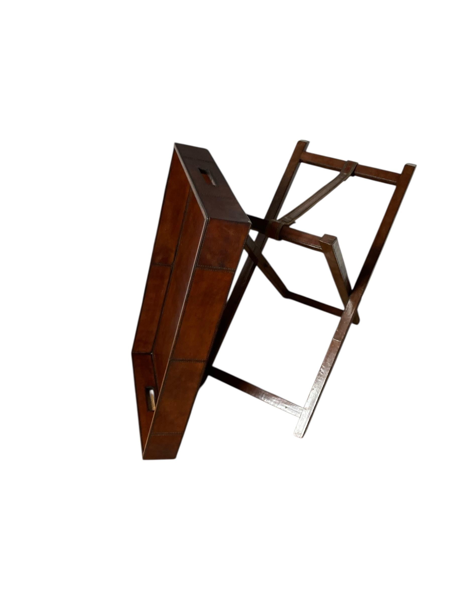 Vassoio da maggiordomo pieghevole rivestito in pelle di castagno in vendita 3