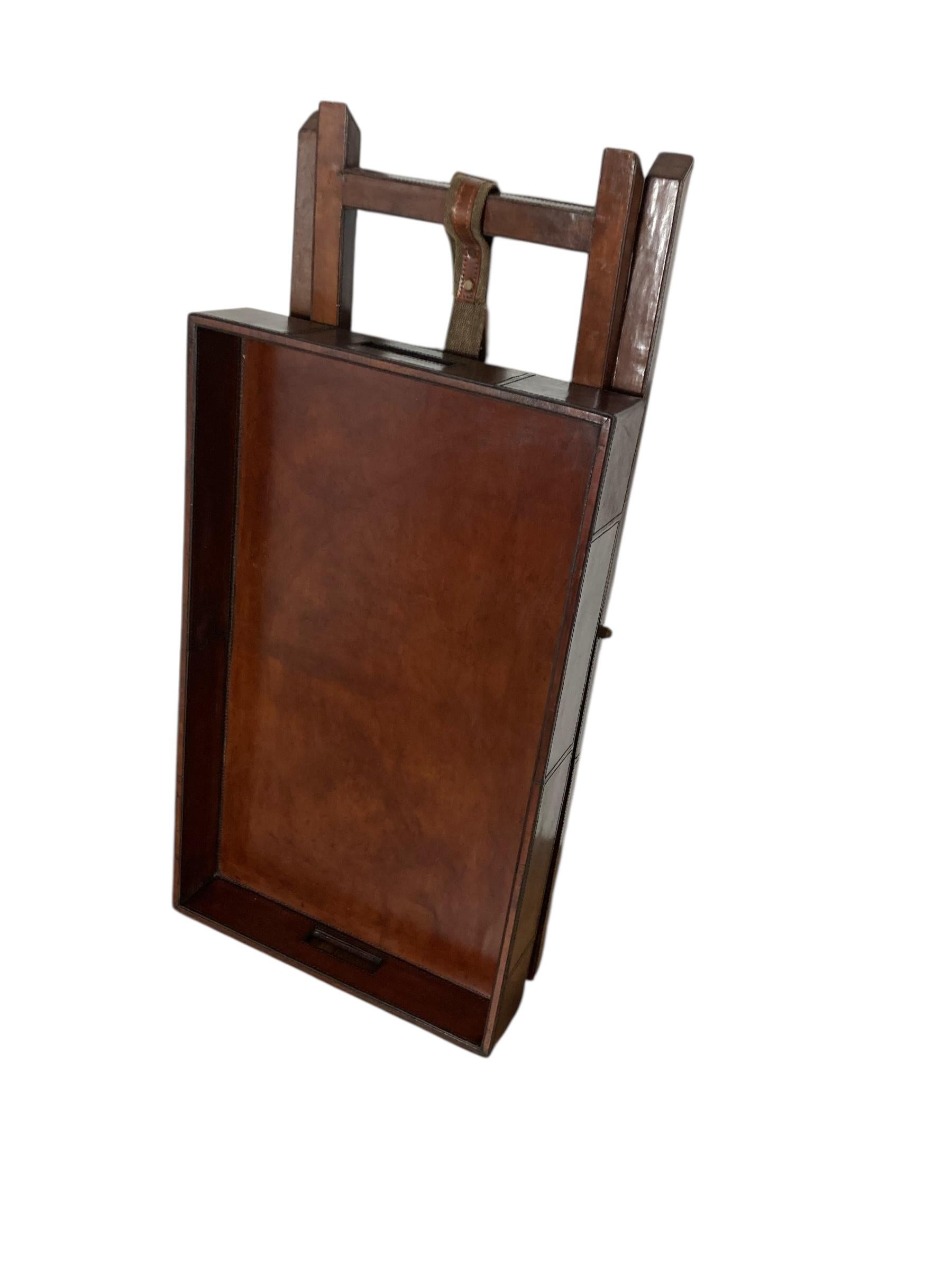 Vassoio da maggiordomo pieghevole rivestito in pelle di castagno in vendita 4