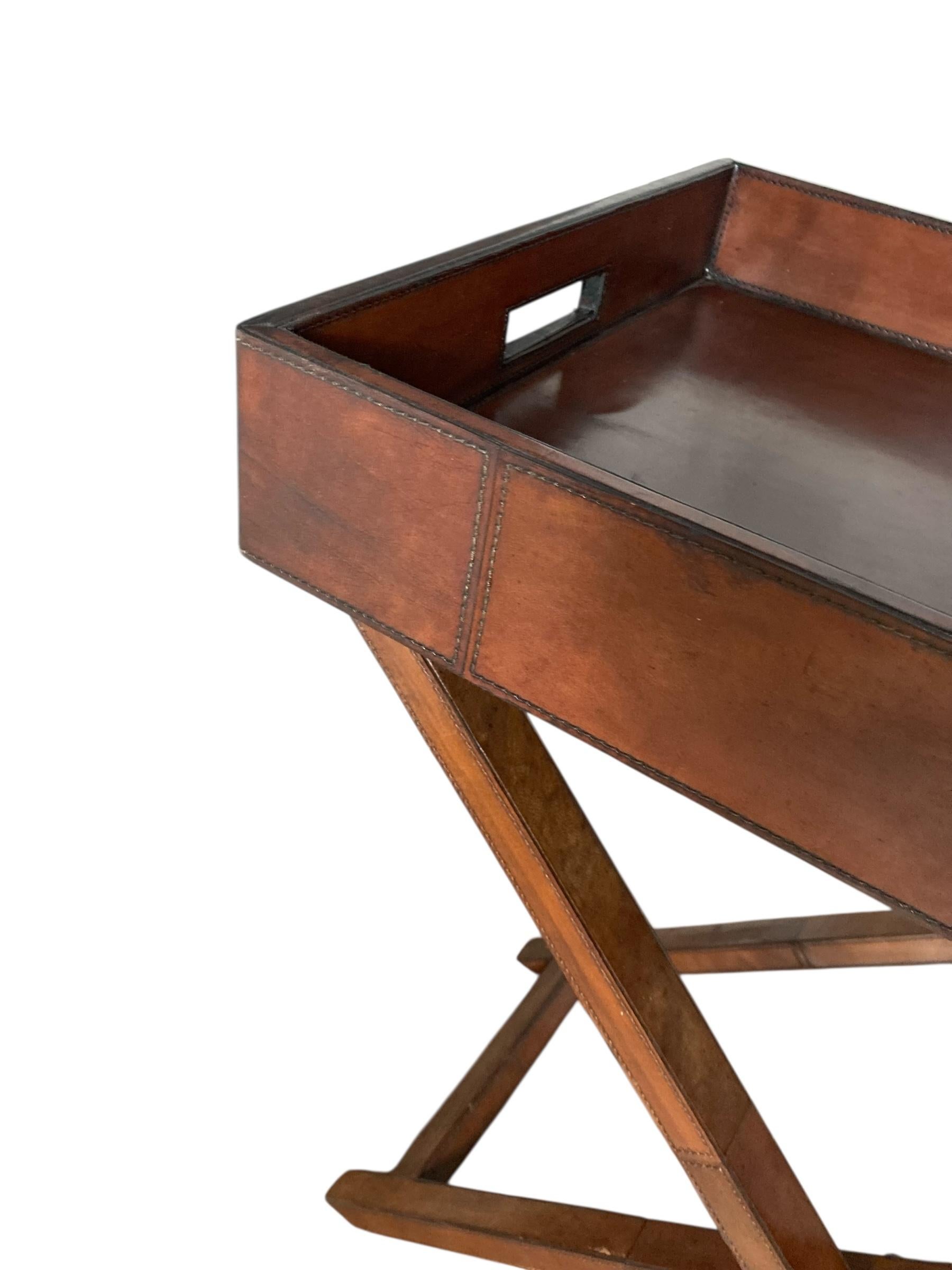 Vassoio da maggiordomo pieghevole rivestito in pelle di castagno in vendita 5