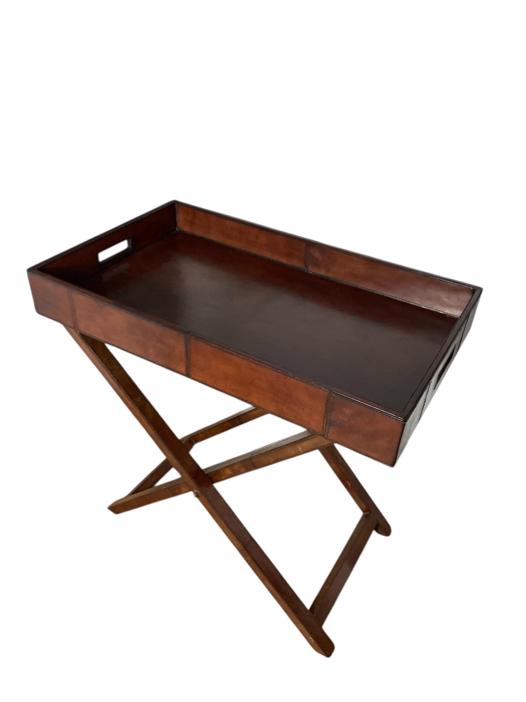 Vassoio da maggiordomo pieghevole rivestito in pelle di castagno in vendita 6