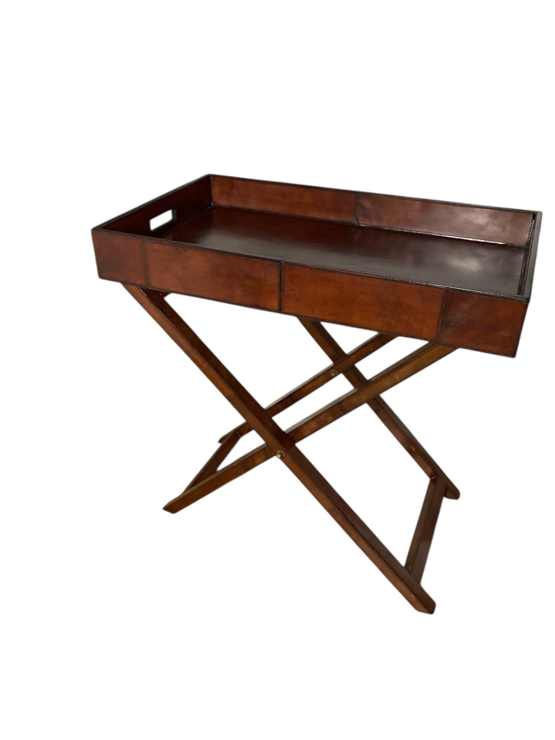 Vassoio da maggiordomo pieghevole rivestito in pelle di castagno in vendita 7