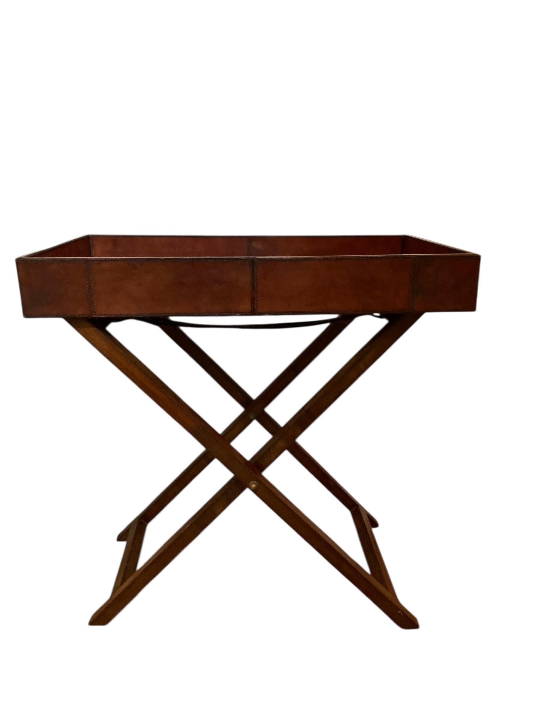 Stile Campaign Vassoio da maggiordomo pieghevole rivestito in pelle di castagno in vendita