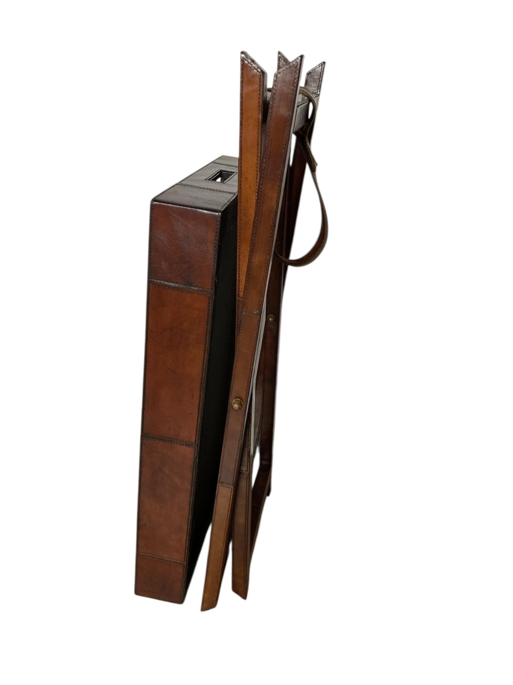 Britannico Vassoio da maggiordomo pieghevole rivestito in pelle di castagno in vendita