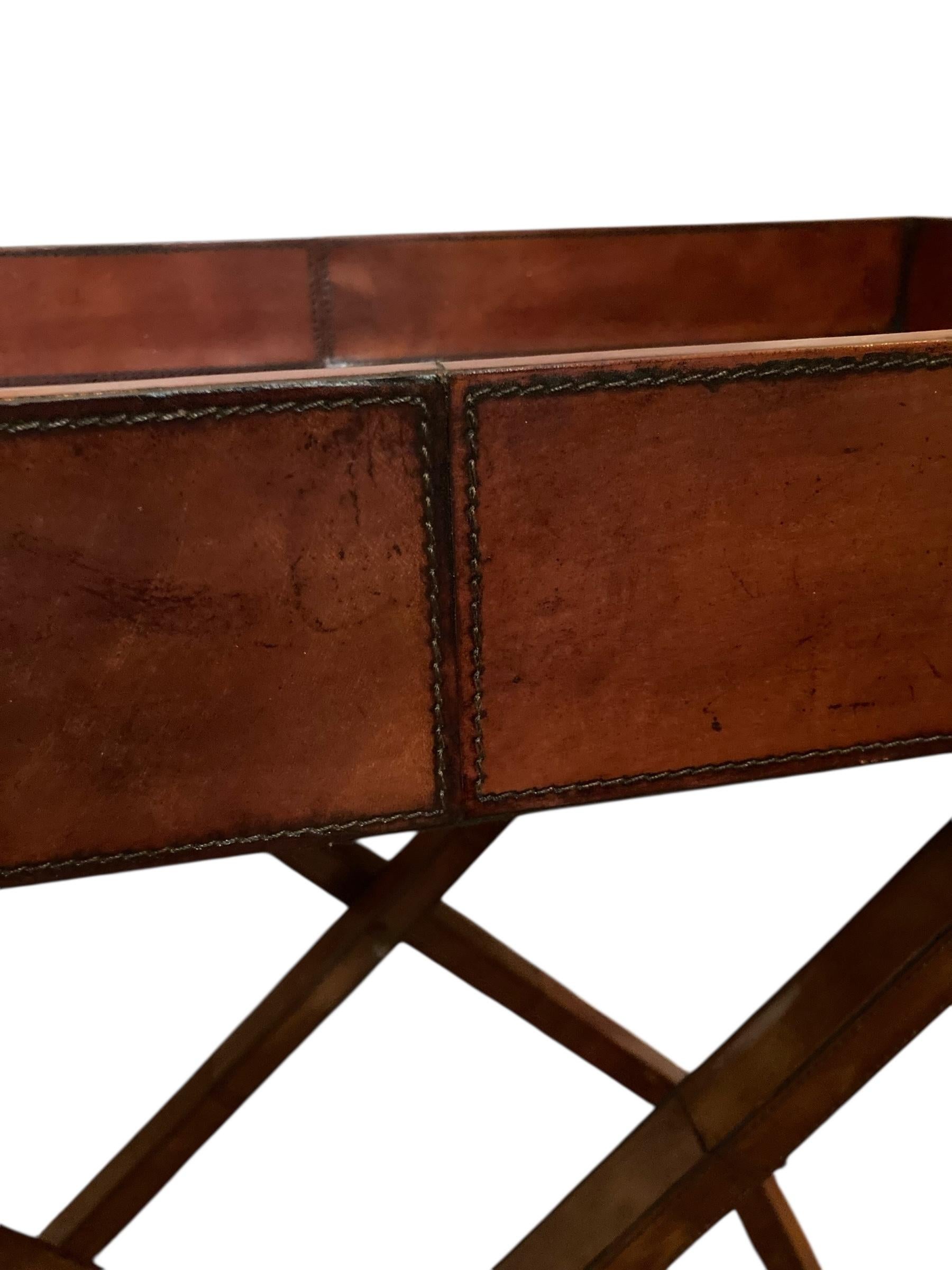 Vassoio da maggiordomo pieghevole rivestito in pelle di castagno In condizioni buone in vendita a Bishop's Stortford, GB