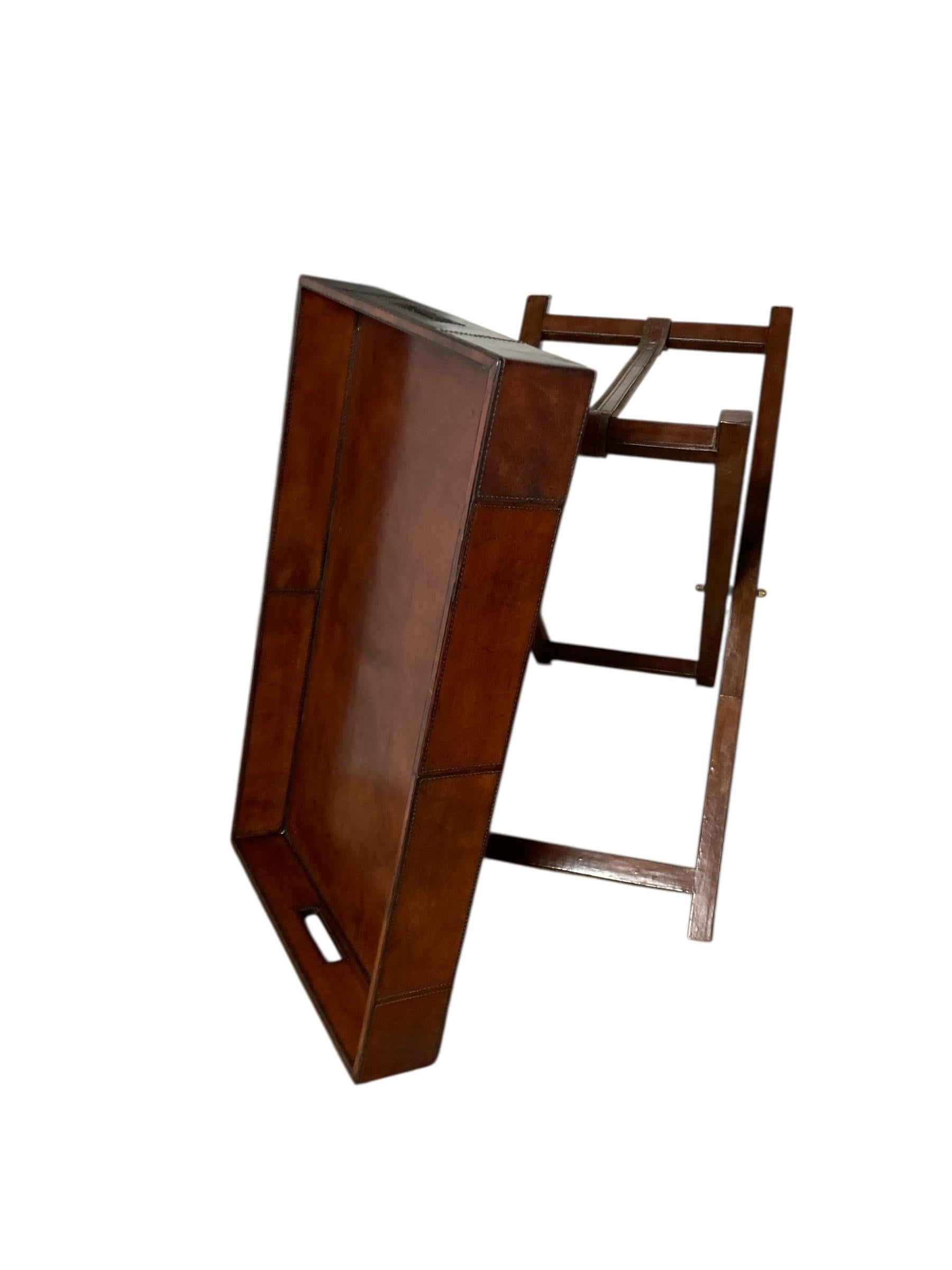 XX secolo Vassoio da maggiordomo pieghevole rivestito in pelle di castagno in vendita