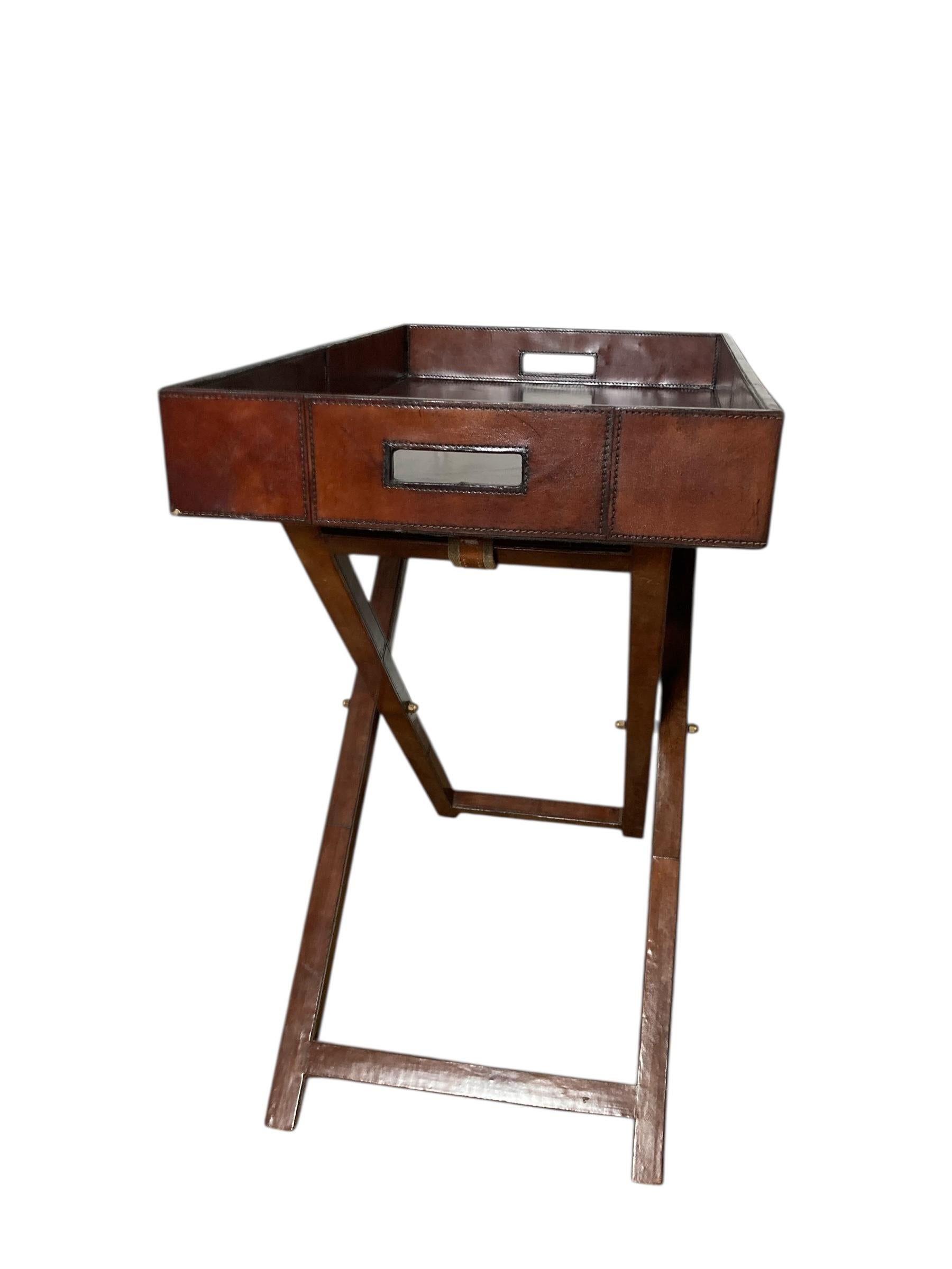 Pelle Vassoio da maggiordomo pieghevole rivestito in pelle di castagno in vendita