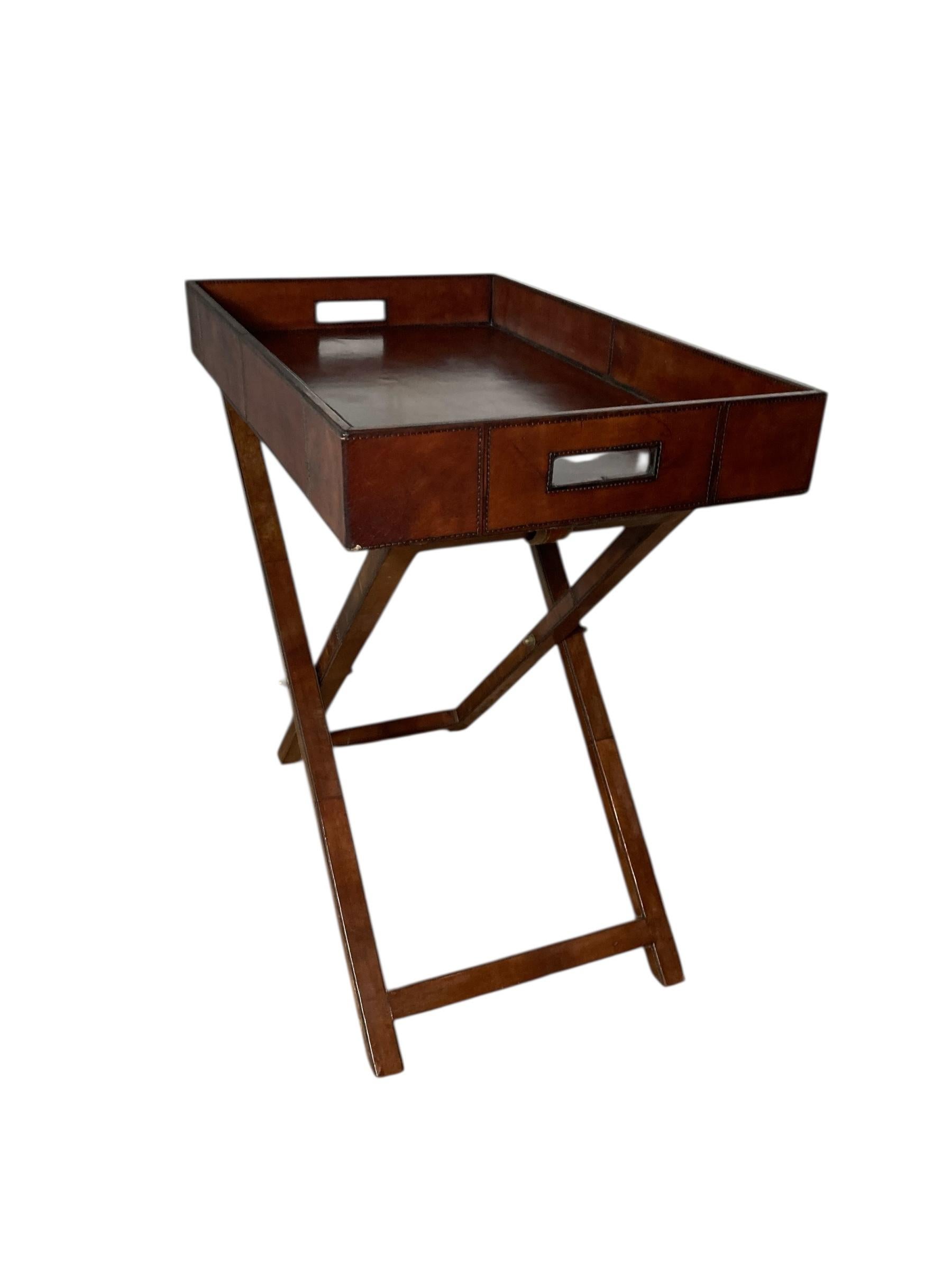 Vassoio da maggiordomo pieghevole rivestito in pelle di castagno in vendita 1