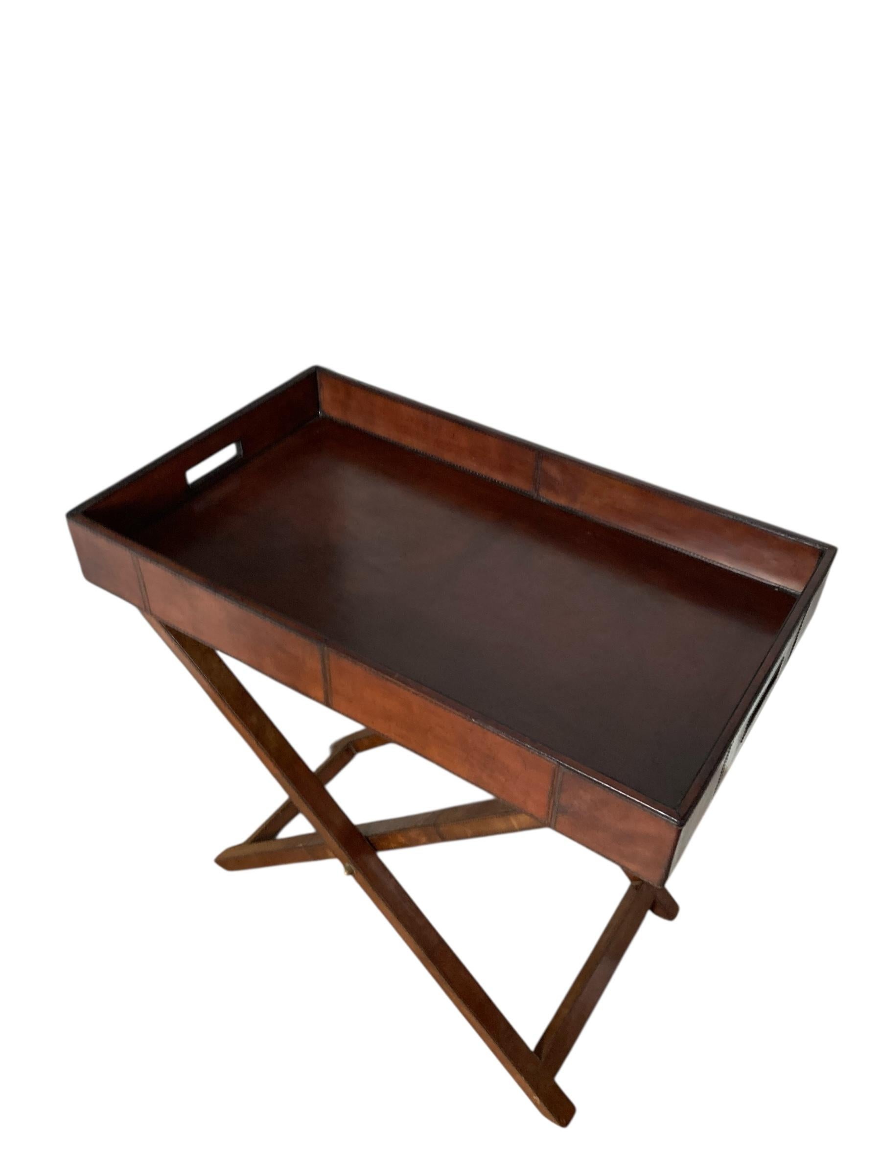 Vassoio da maggiordomo pieghevole rivestito in pelle di castagno in vendita 2