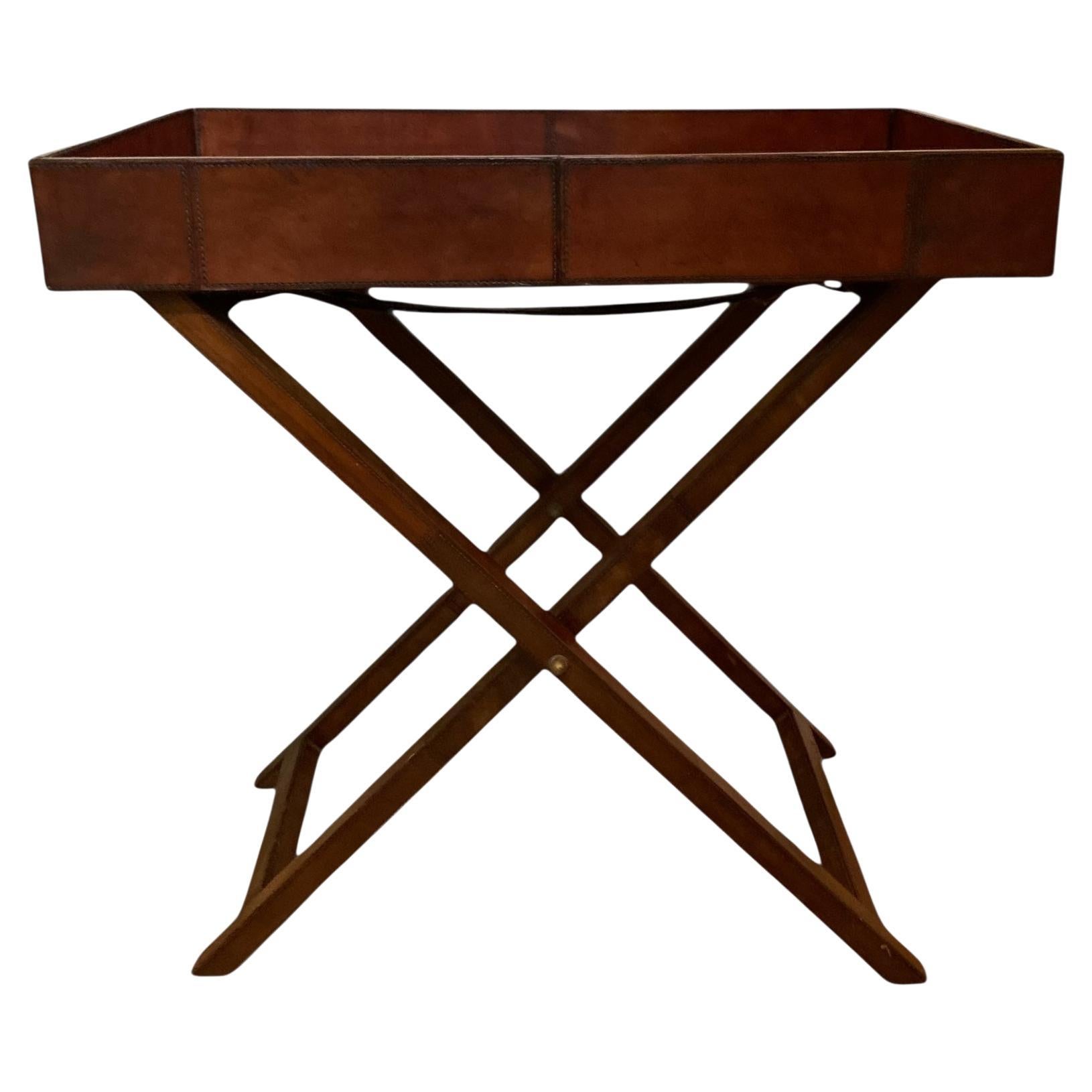 Vassoio da maggiordomo pieghevole rivestito in pelle di castagno in vendita