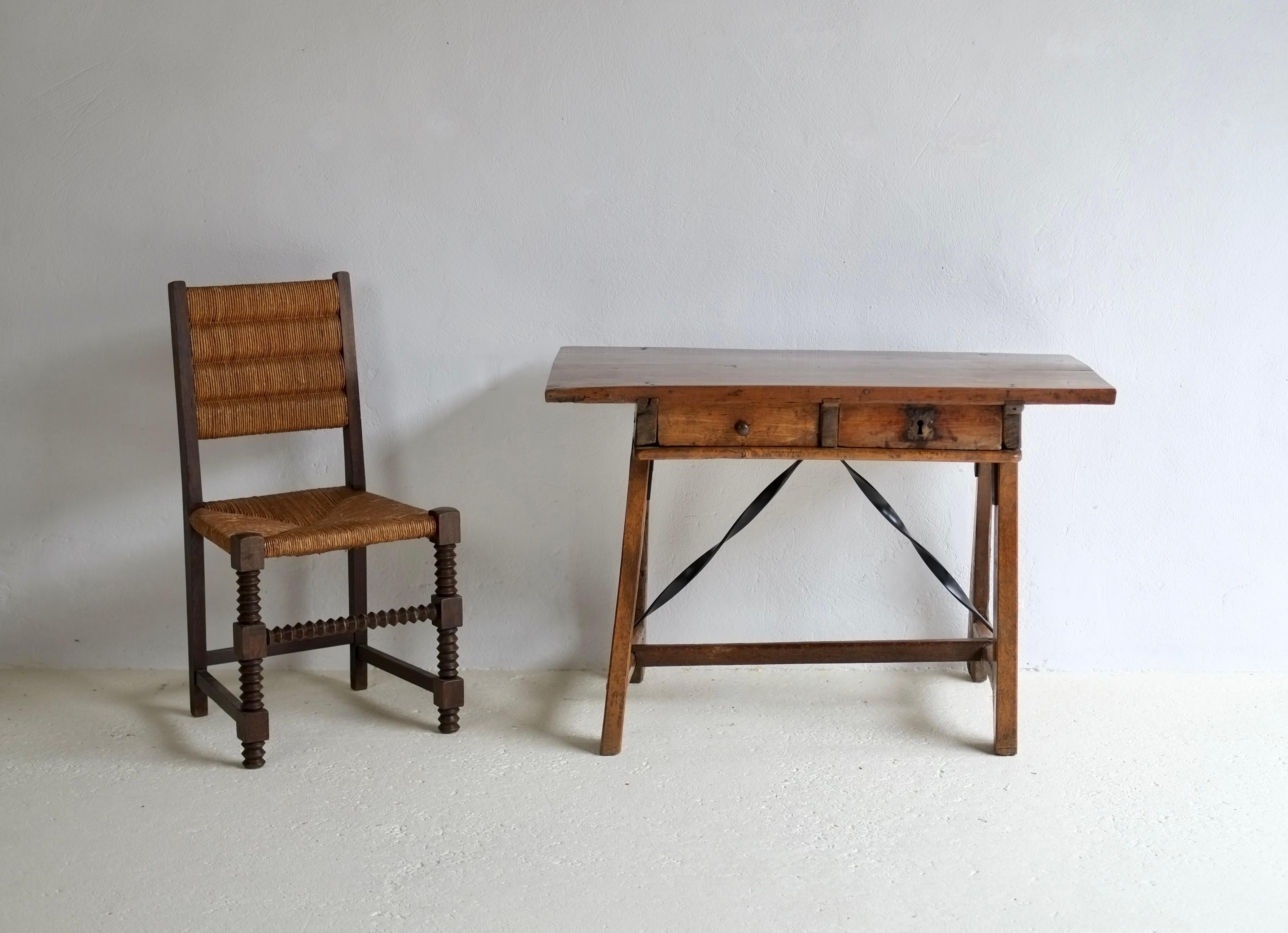 Una despensa o mesa de preparación de castaño y roble.

La encimera de tablones sobre dos cajones cortos, sobre patas de sección cuadrada, con montante en H.

Alto 73 Ancho 107 Profundo 57 cm