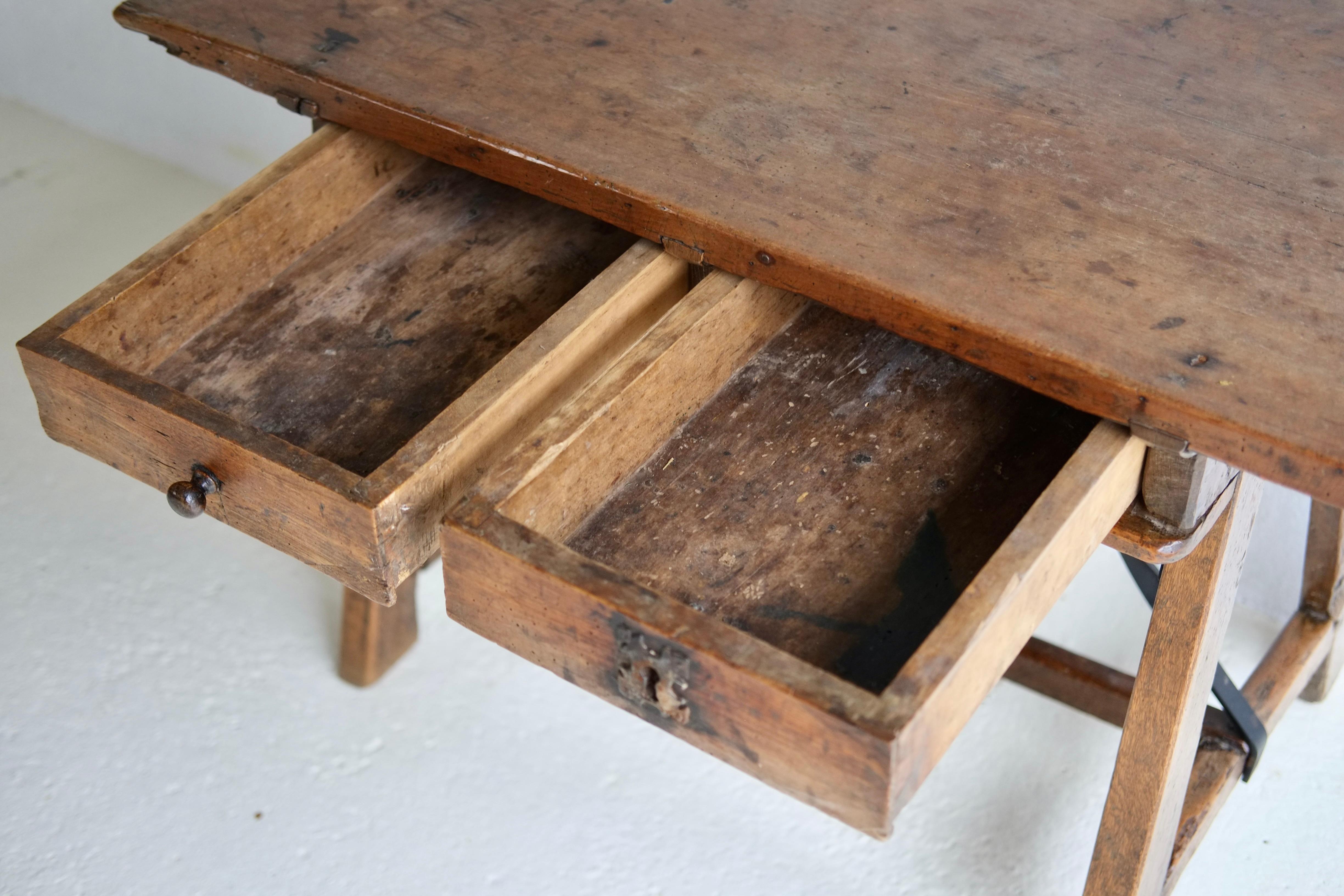 Mesa despensa de castaño y roble siglo XX