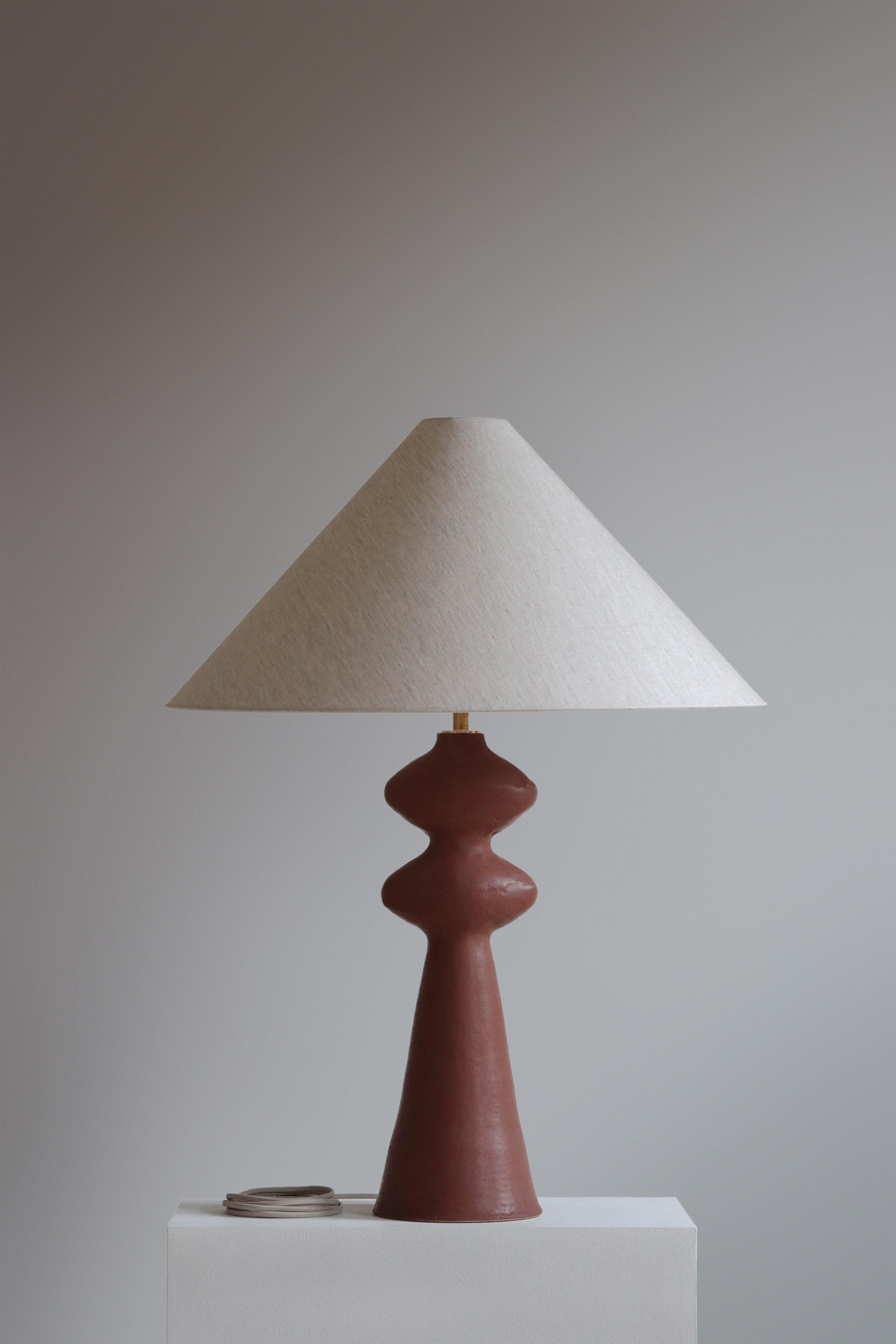 Chestnut Pollux 40 Table Lamp by Danny Kaplan Studio
Dimensions: ⌀ 72 x H 102 cm
Materials: Glazed Ceramic, Unfinished Brass, Wax Paper

This item is handmade, and may exhibit variability within the same piece. We do our best to maintain a