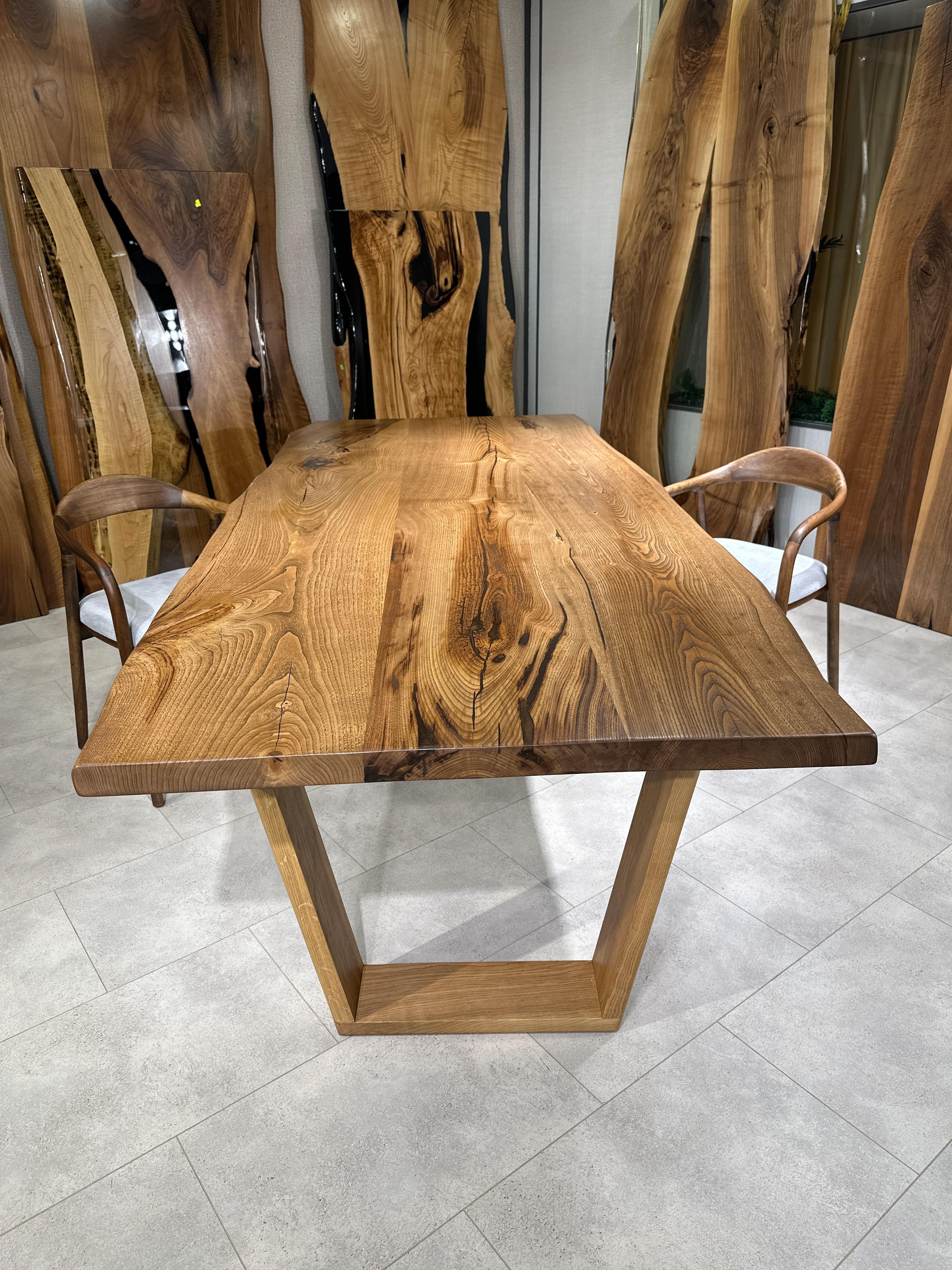 Table de salle à manger en châtaignier à bord vif en résine époxy sur mesure

Cette table est fabriquée en bois de noyer. Les veines et la texture du bois décrivent l'aspect d'un bois de noyer naturel.
Elle peut être utilisée comme table de salle à