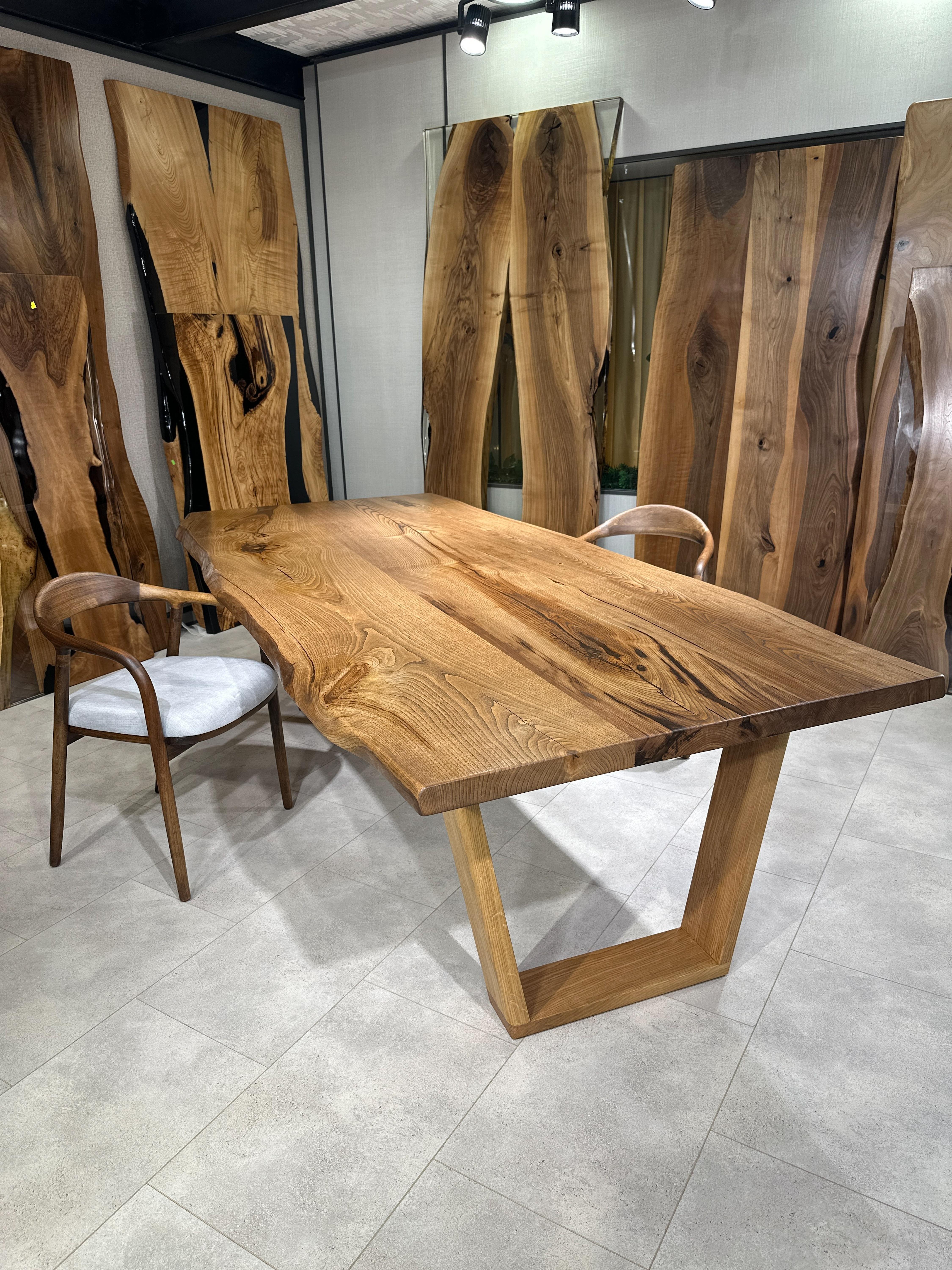 Arts and Crafts Chestnut Solid Wood Live Edge Custom Dining Kitchen Table (table de cuisine sur mesure) en vente