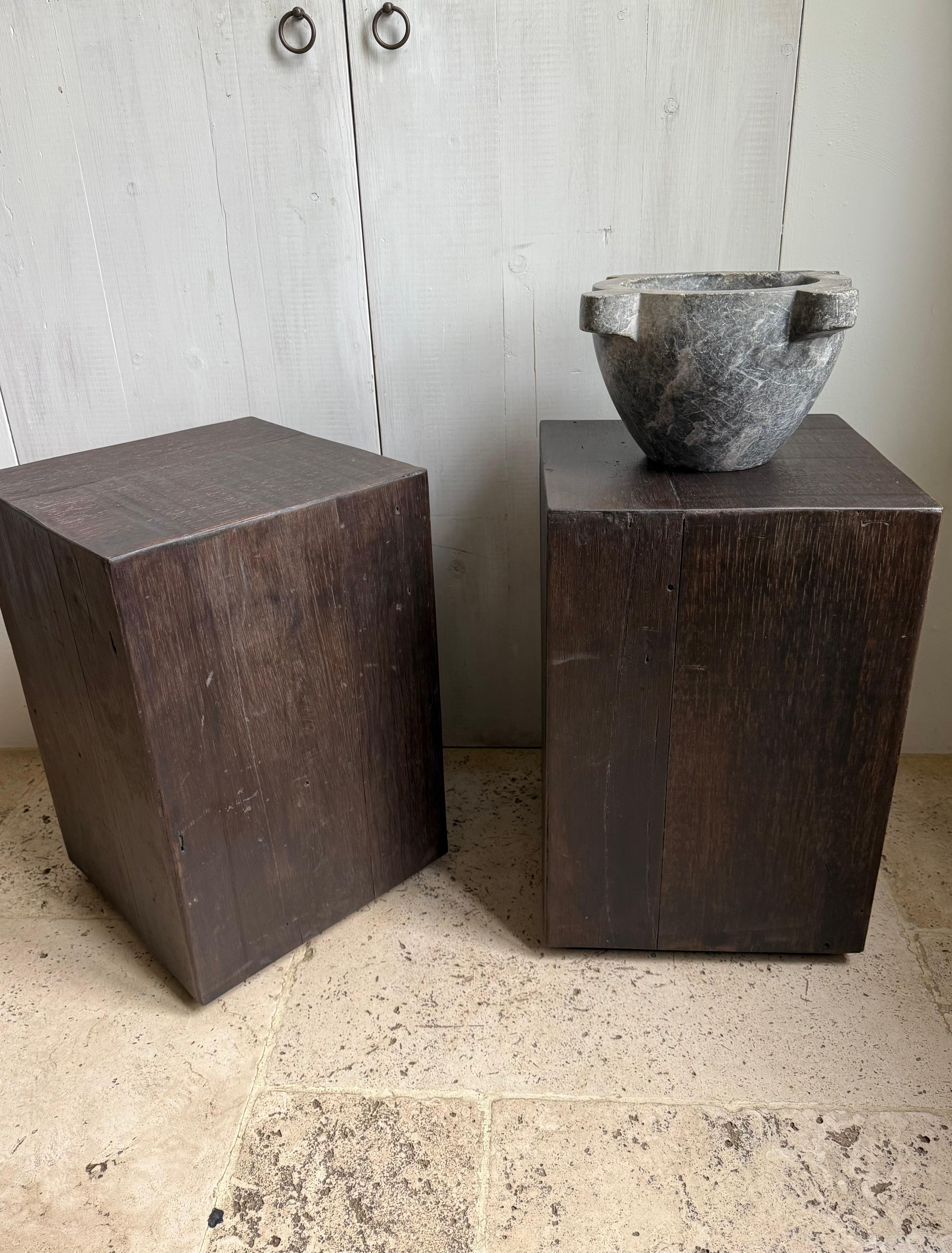 Minimaliste Cubes en bois de châtaignier en vente