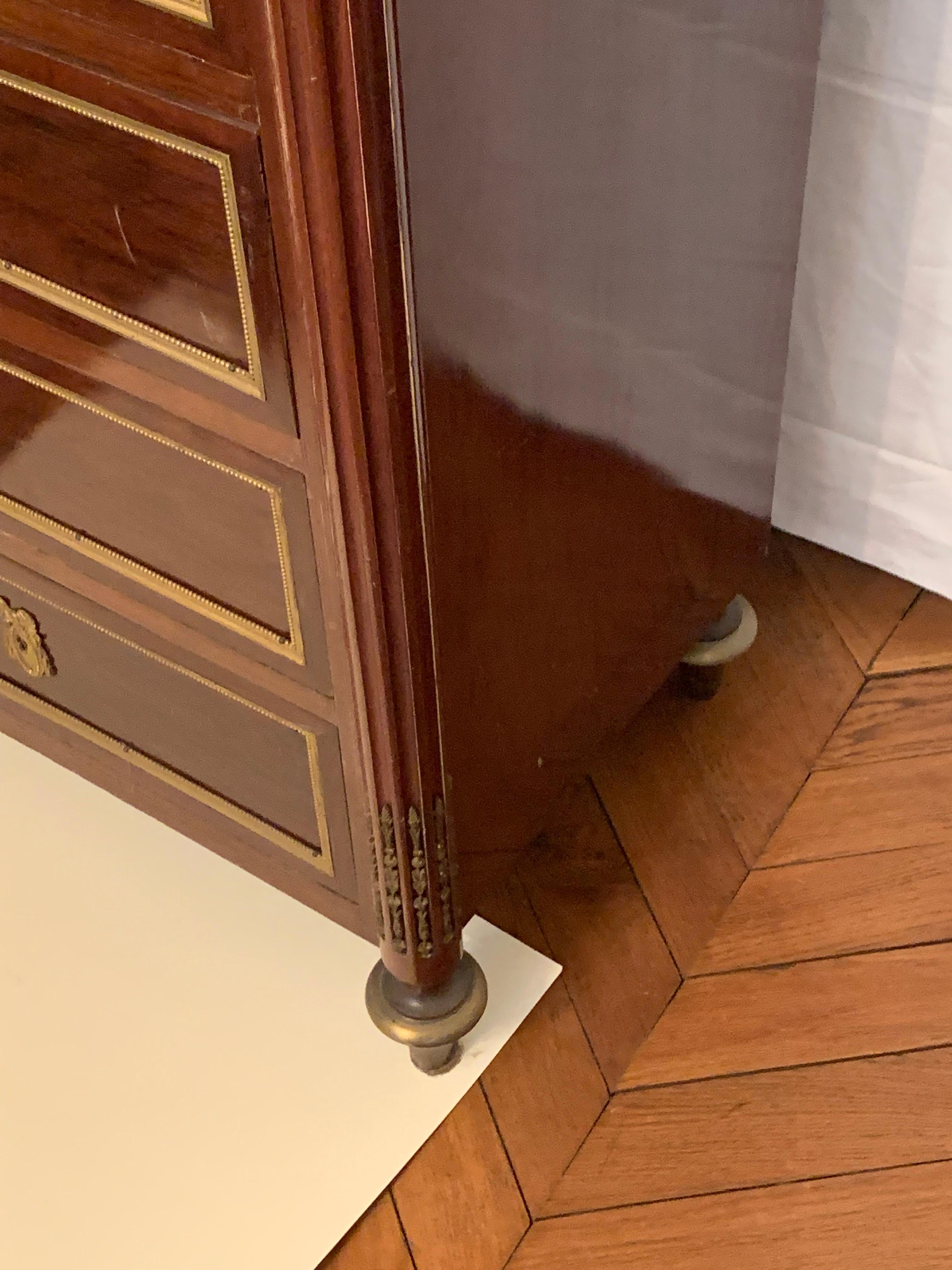 Magnificent mahogany chest of drawers with seven drawers,marble top 
surronded by a beautiful giltbronze belt, the both sides at the bottom are decorated by finely chiseled bronze asparagus, the spiinning top feet are surrounded by bronze, all the