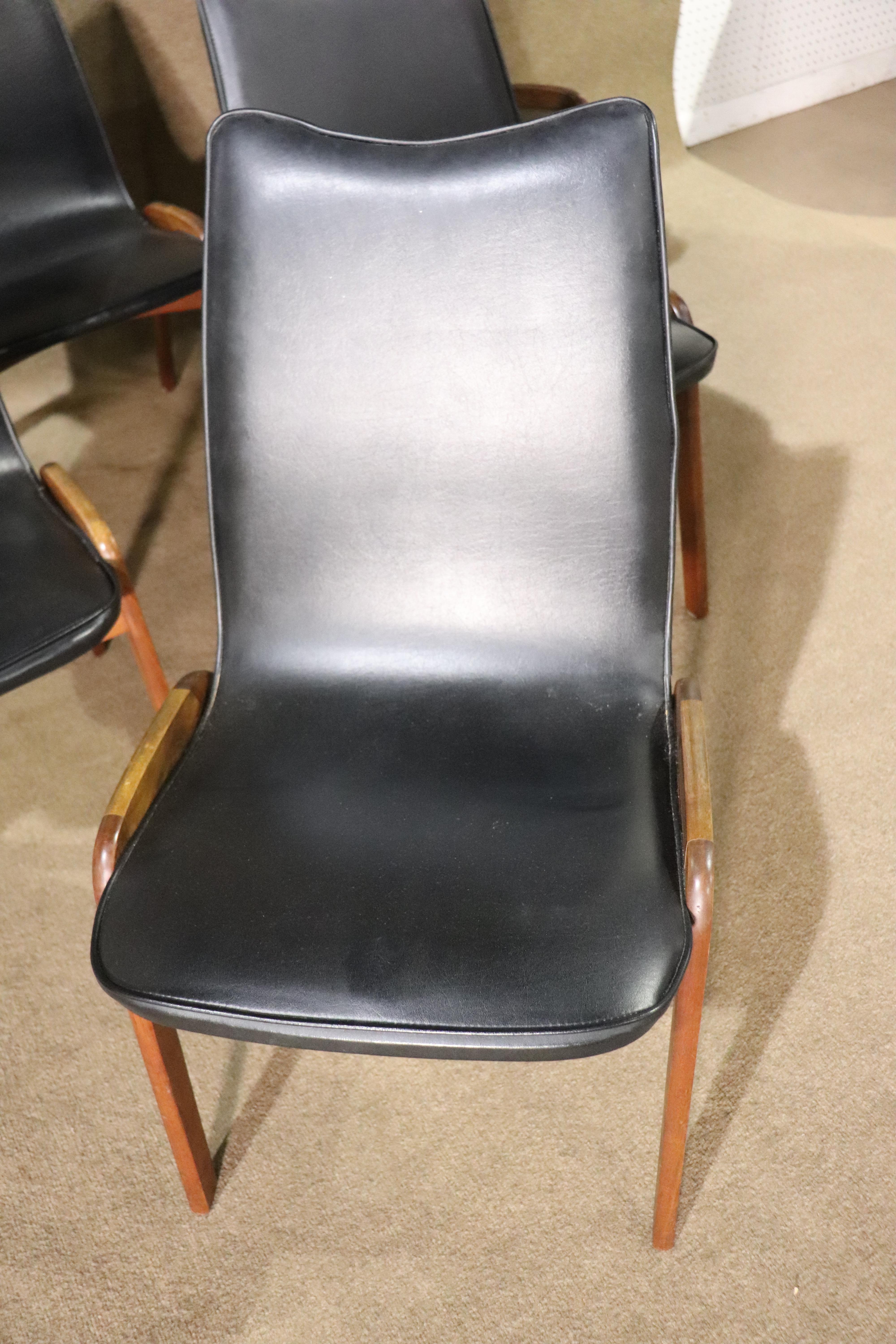 Set of six mid-century modern dining chairs by Chet Beardsley for California Living Designs. Soft, rounded lines throughout, with single seat and back set on a sculpted wood frame.
Please confirm location NY or NJ