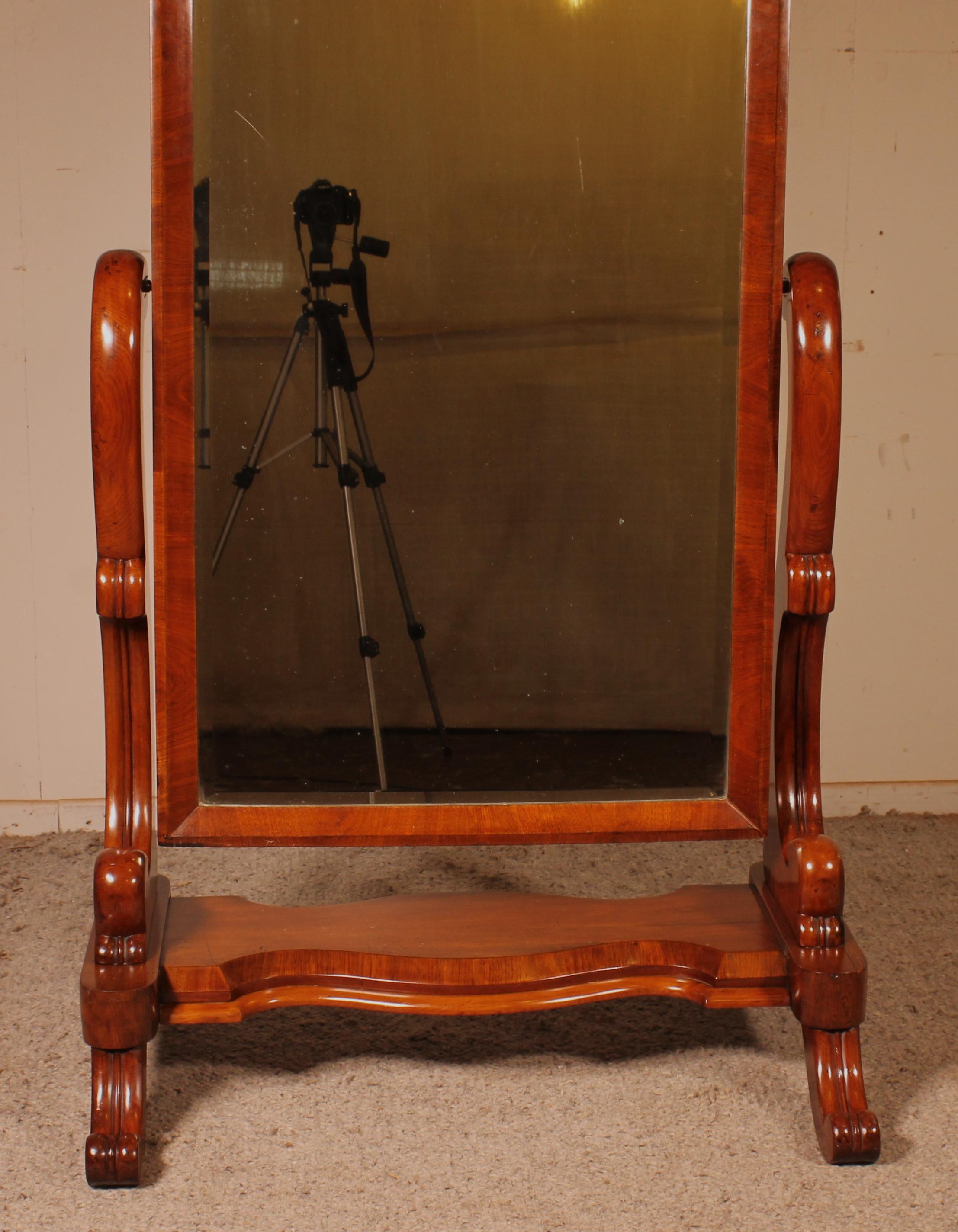 Elegant cheval mirror in solid mahogany and mahogany veneer from the 19th century from England
Very beautiful mirror which has its original glass which is beveled
Very beautiful patina and in very good condition
Solid and stable.
    