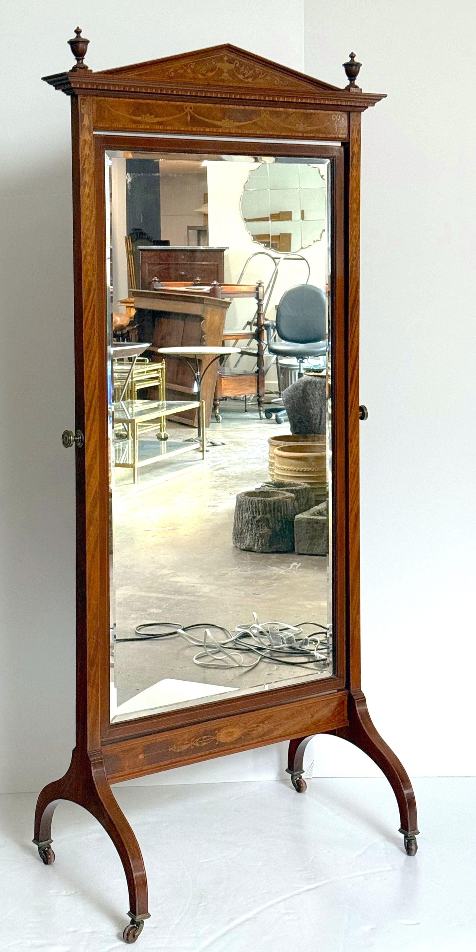 Bellissimo specchio chevale o specchio da toeletta inglese di grandi dimensioni, in stile neoclassico, caratterizzato da un pannello rettangolare in vetro smussato, incorniciato in mogano con corde intarsiate, montato con ferramenta in bronzo su una