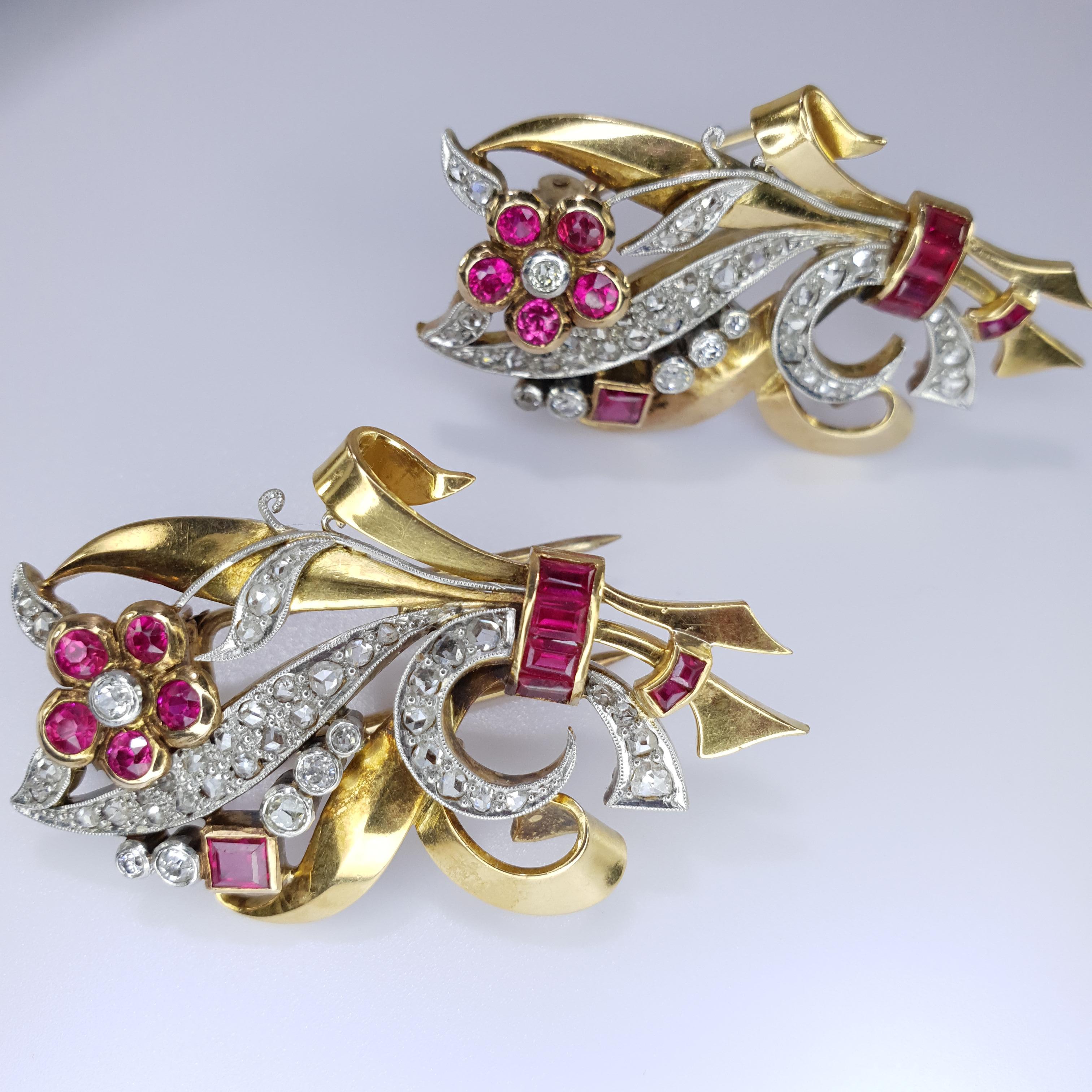 Rétro Broche rétro à double clip à fleurs Chevalier en or rose 18 carats et ruban en vente