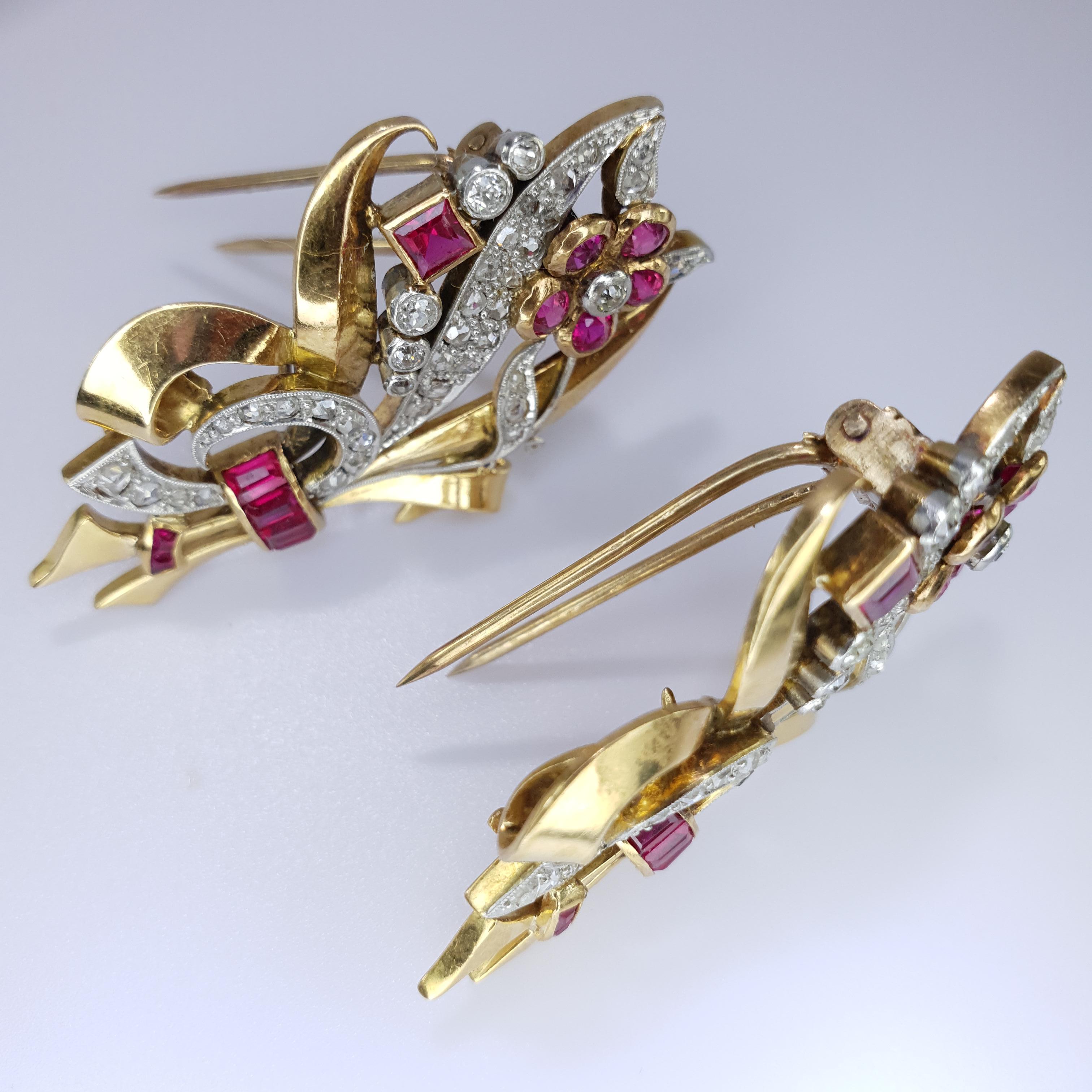 Taille brillant Broche rétro à double clip à fleurs Chevalier en or rose 18 carats et ruban en vente