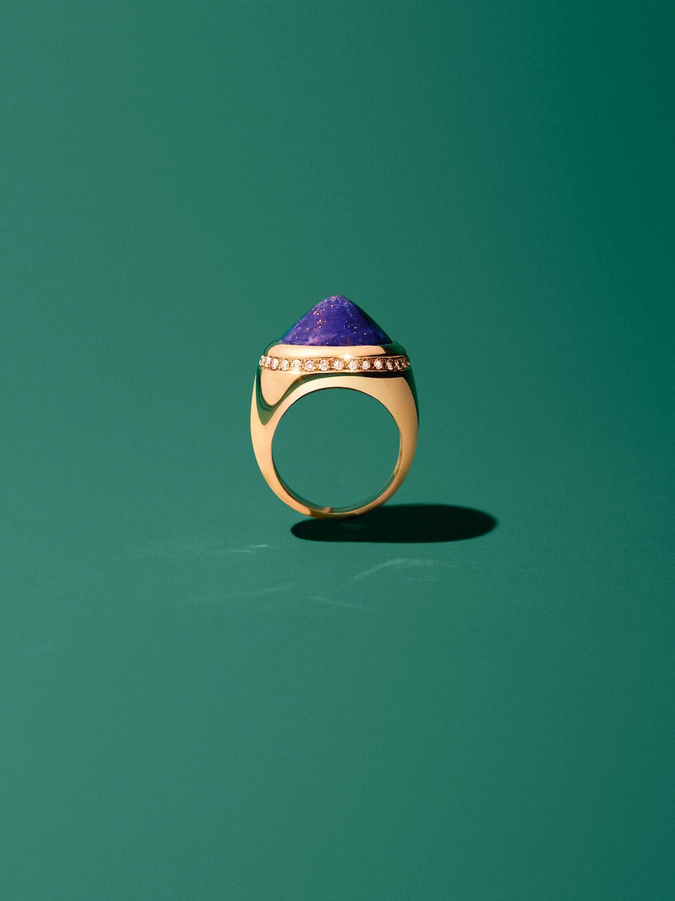 Revisit the classics with the Chevalier ring, a classic shape, twisted by colored stones and sparkling gems.
SIZE : 53