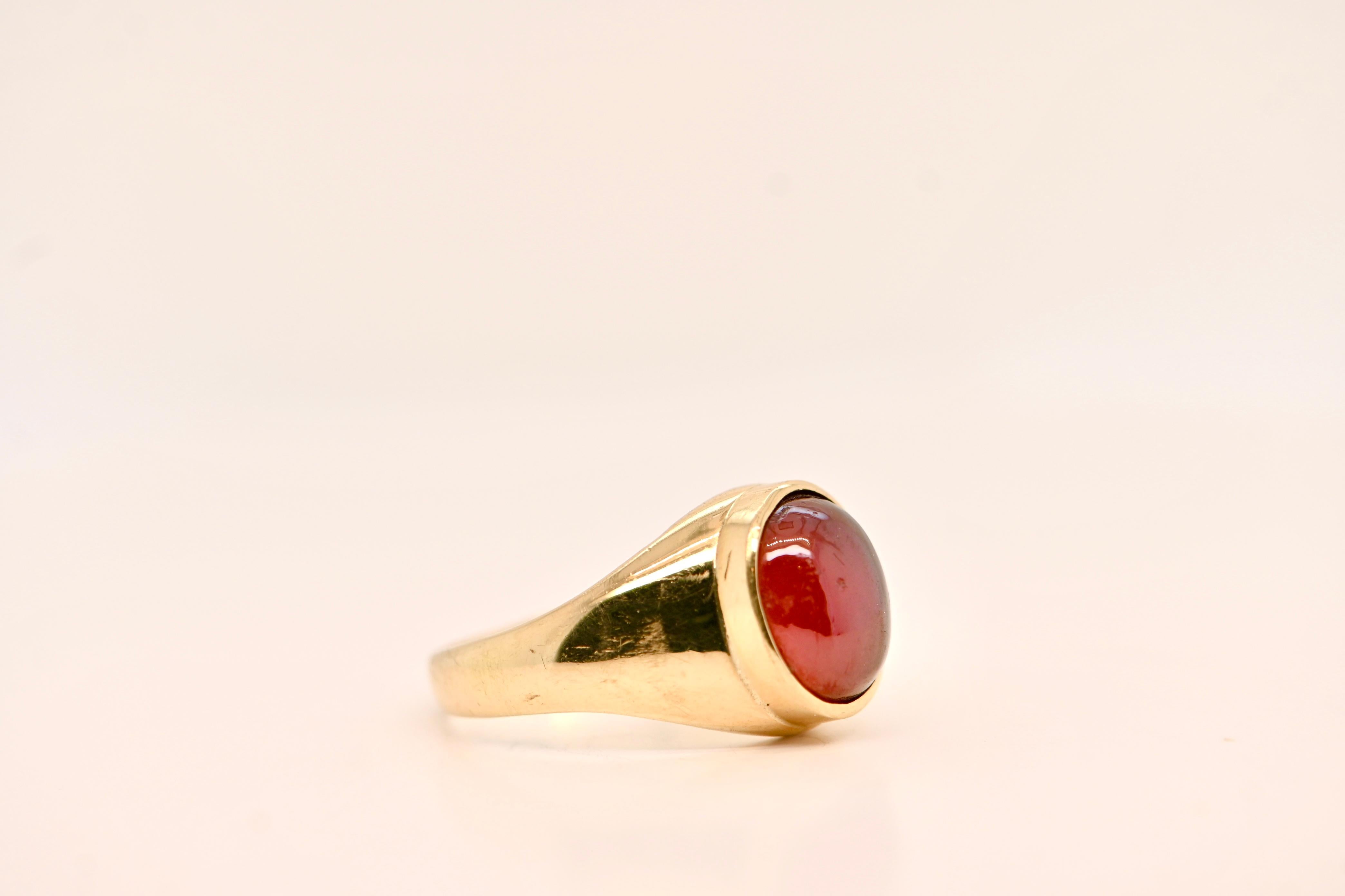 Chevalière mit einem Granat aus 18 Karat Gold verziert (Kunsthandwerker*in)