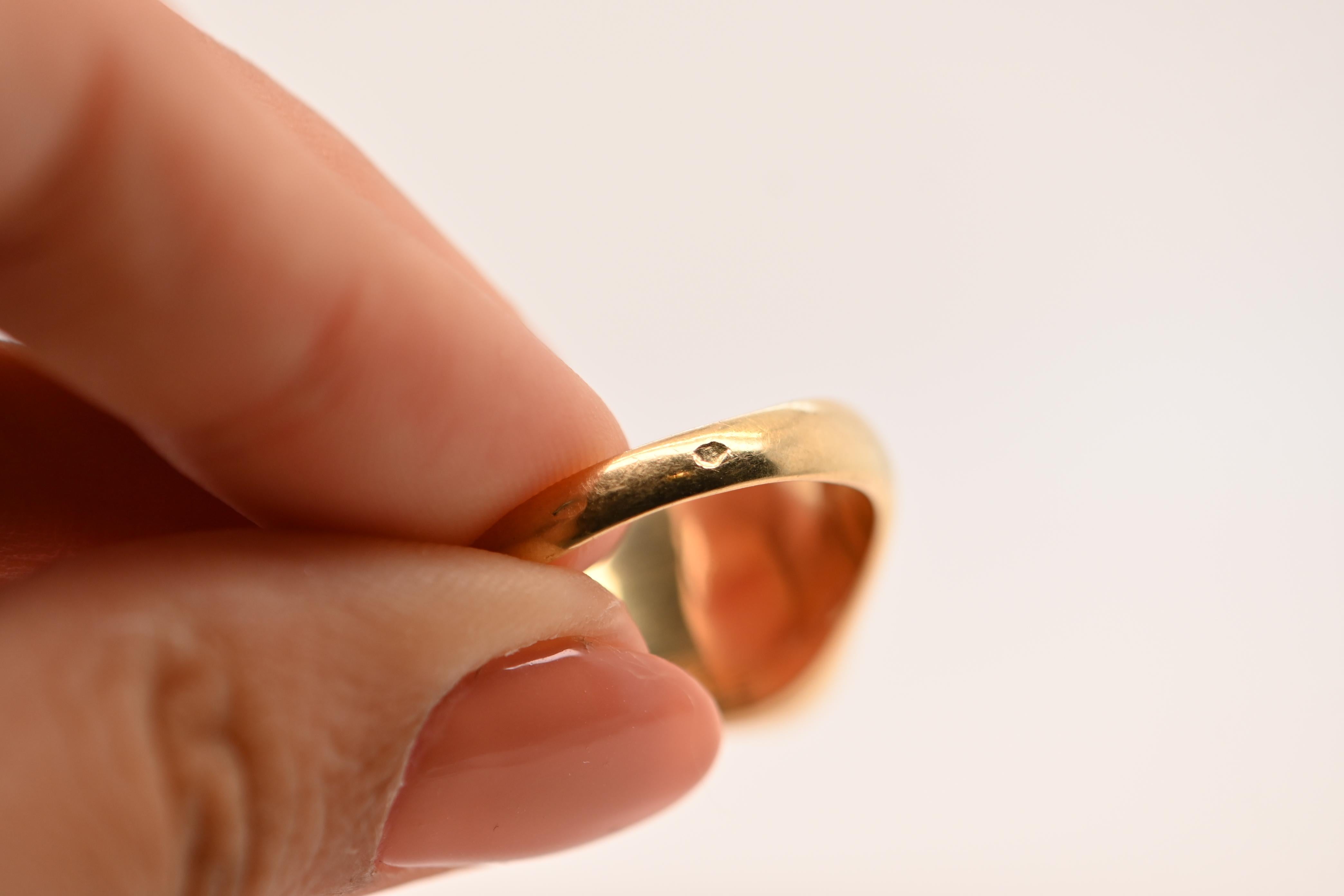 Chevalière mit einem Granat aus 18 Karat Gold verziert im Zustand „Hervorragend“ in Vannes, FR