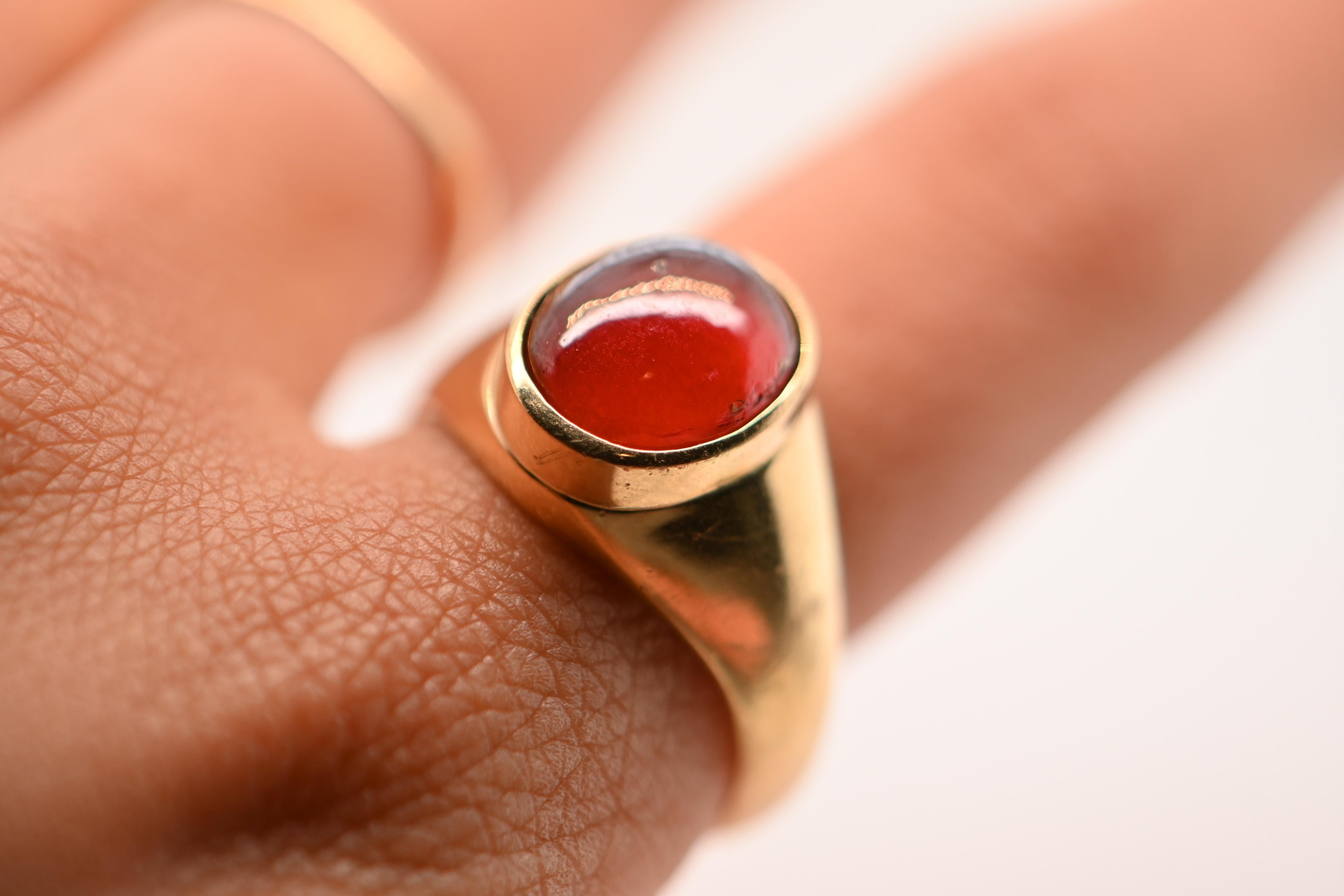 Chevalière mit einem Granat aus 18 Karat Gold verziert für Damen oder Herren