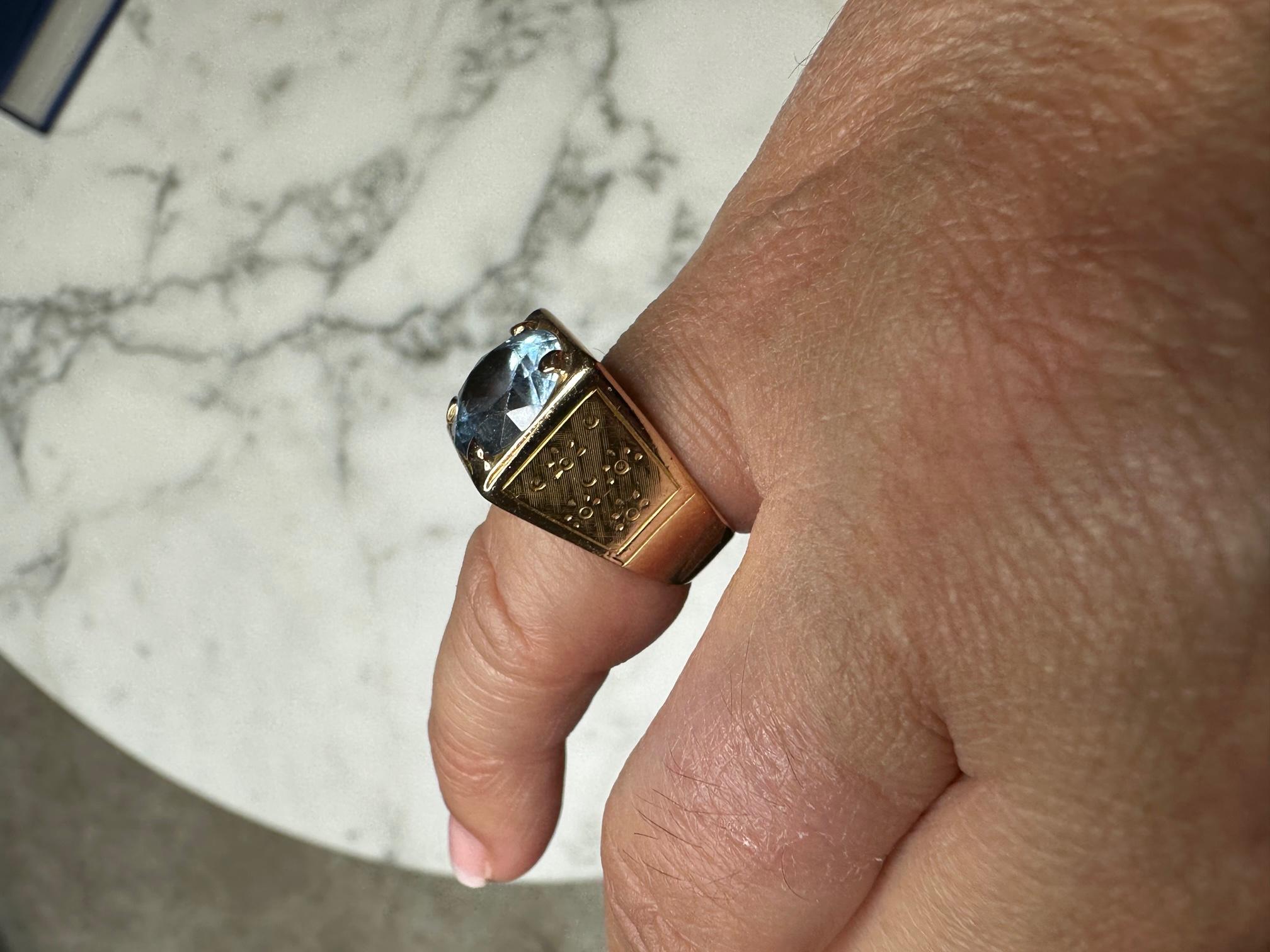 This beautiful vintage French style signet ring is a rare and beautiful piece. It is made of 18 carat yellow gold, which brings a timeless elegance to the ring. In the centre of the ring, a stunning azure blue aquamarine is carefully set, reflecting