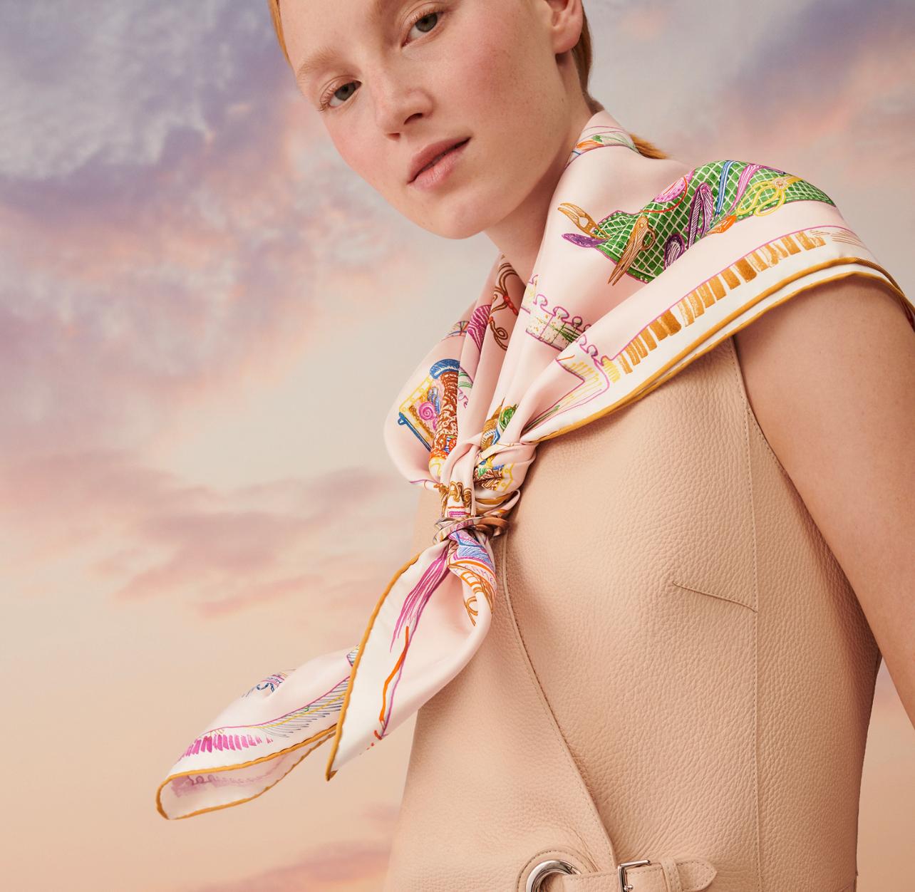 Scarf in silk twill with hand-rolled edges (100% silk).

This essential Hermès accessory complements any outfit. It can be worn many ways - around your neck, as a top, at the waist or as a headscarf!
The Hermès scarf is an infinite source of