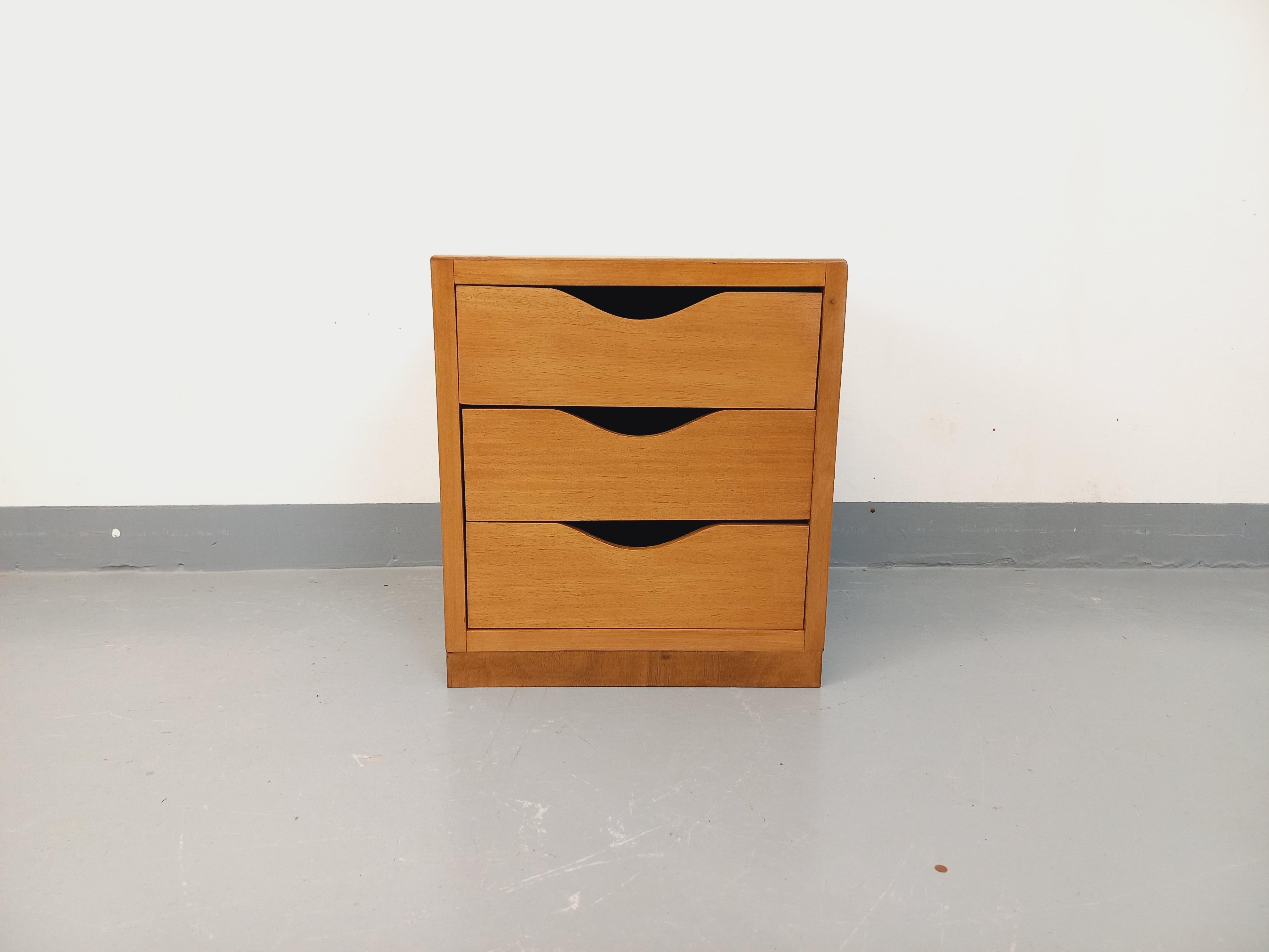 Chevet caisson ou module de rangement vintage en bois massif des années 60 For Sale 3