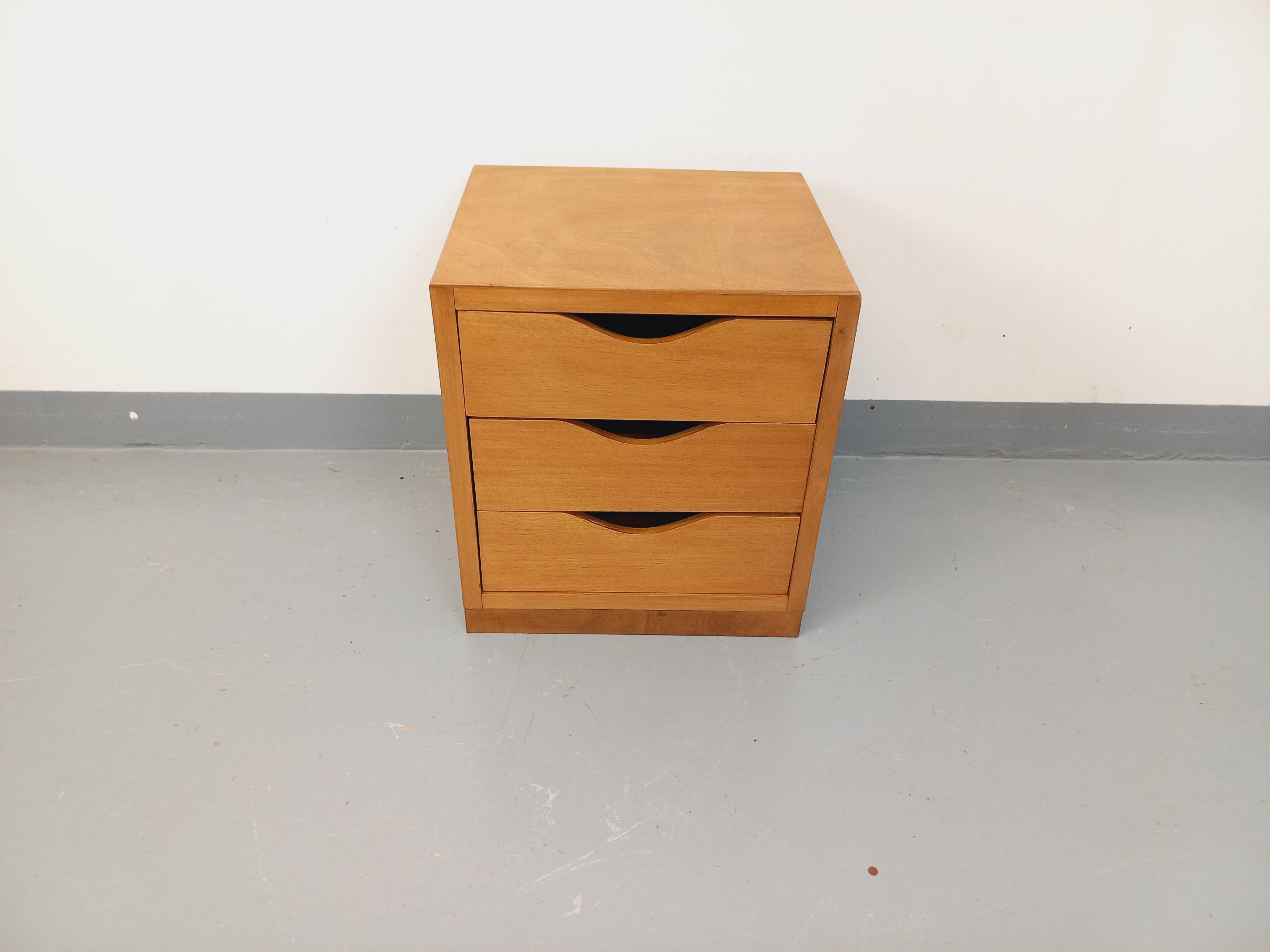 Chevet caisson ou module de rangement vintage en bois massif des années 60 For Sale 5