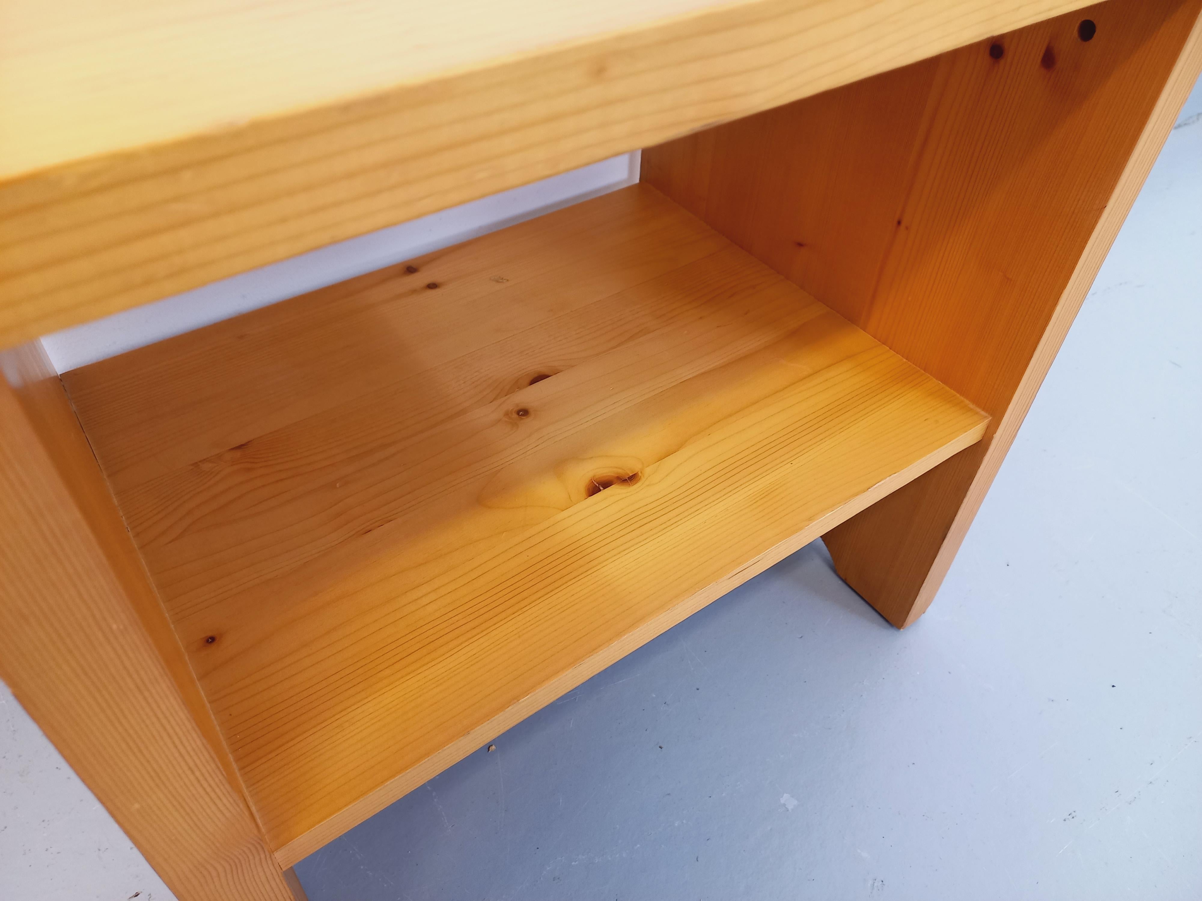 Table de chevet / table de nuit vintage des années 60 70, en pin, de Charlotte Perriand pour Les Arcs, 1 étagère, très bon état général avec des signes d’usage et du temps qui passe.
Ref 240 304
Hauteur : 42 cm
Largeur : 42 cm
Profondeur : 29,5 cm
